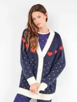 Maglioncino donna aperto con bottoni e stampa cuori in colore blu e riporti bianchi in lana - GISELA Il Maglioncino donna aperto con bottoni e stampa cuori in colore blu e riporti bianchi in lana - GISELA è il capo perfetto per chi desidera unire dolcezza, comfort e stile in un’unica soluzione. Questo Maglioncino donna aperto con bottoni e stampa cuori in colore blu e riporti bianchi in lana - GISELA si distingue per il suo design romantico e per la qualità dei materiali, ideale per accompagnarti nelle giornate più fresche con eleganza. Firmato dal brand Gisela, il Maglioncino donna aperto con bottoni e stampa cuori in colore blu e riporti bianchi in lana - GISELA garantisce una vestibilità comoda e una sensazione di morbidezza avvolgente. La lana, calda e confortevole, rende questo capo perfetto per affrontare le stagioni fredde senza rinunciare allo stile. Il Maglioncino donna aperto con bottoni e stampa cuori in colore blu e riporti bianchi in lana - GISELA è pensato per offrire benessere in ogni momento della giornata. Il design del Maglioncino donna aperto con bottoni e stampa cuori in colore blu e riporti bianchi in lana - GISELA è arricchito da una delicata stampa a cuori che dona un tocco romantico e femminile. Il colore blu, elegante e versatile, si abbina perfettamente ai riporti bianchi, creando un contrasto raffinato e di grande impatto visivo. Il Maglioncino donna aperto con bottoni e stampa cuori in colore blu e riporti bianchi in lana - GISELA è ideale per chi ama distinguersi con dettagli delicati ma ricercati. La presenza dei bottoni rende il Maglioncino donna aperto con bottoni e stampa cuori in colore blu e riporti bianchi in lana - GISELA pratico e facile da indossare. Questo dettaglio permette di utilizzare il capo sia aperto che chiuso, adattandolo a diverse esigenze e look. Il Maglioncino donna aperto con bottoni e stampa cuori in colore blu e riporti bianchi in lana - GISELA diventa così un elemento versatile del guardaroba. Il Maglioncino donna aperto con bottoni e stampa cuori in colore blu e riporti bianchi in lana - GISELA è perfetto per creare outfit casual ma curati. Può essere abbinato a jeans, pantaloni o gonne, offrendo sempre un risultato armonioso e alla moda. Indossare il Maglioncino donna aperto con bottoni e stampa cuori in colore blu e riporti bianchi in lana - GISELA significa scegliere un capo che valorizza ogni look con semplicità. Un altro punto di forza del Maglioncino donna aperto con bottoni e stampa cuori in colore blu e riporti bianchi in lana - GISELA è la sua resistenza nel tempo. I materiali di qualità assicurano che il capo mantenga forma e colori anche dopo numerosi lavaggi. Il Maglioncino donna aperto con bottoni e stampa cuori in colore blu e riporti bianchi in lana - GISELA è quindi una scelta pratica oltre che elegante. Il Maglioncino donna aperto con bottoni e stampa cuori in colore blu e riporti bianchi in lana - GISELA è anche un’ottima idea regalo. Romantico, caldo e versatile, è un capo che conquista facilmente, perfetto per sorprendere con stile. Scegli il Maglioncino donna aperto con bottoni e stampa cuori in colore blu e riporti bianchi in lana - GISELA per arricchire il tuo guardaroba con un capo unico. Il Maglioncino donna aperto con bottoni e stampa cuori in colore blu e riporti bianchi in lana - GISELA è molto più di un semplice maglioncino: è un simbolo di femminilità, comfort e stile quotidiano.