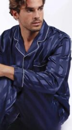 Pigiama uomo in satin aperto  con bottoni colore blu - ADMAS. - immagine 3