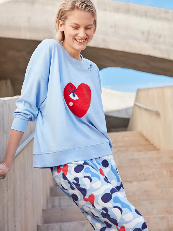 pijama-en-punto-interlock-motivos-corazones1755685062247947950_7c8c47aa-e174-40bb-a7c6-03eaded20b3f Pigiama in cotone maglia girocollo con stampa cuore pantalone fantasia colore azzuro - GISELA. - immagine 1