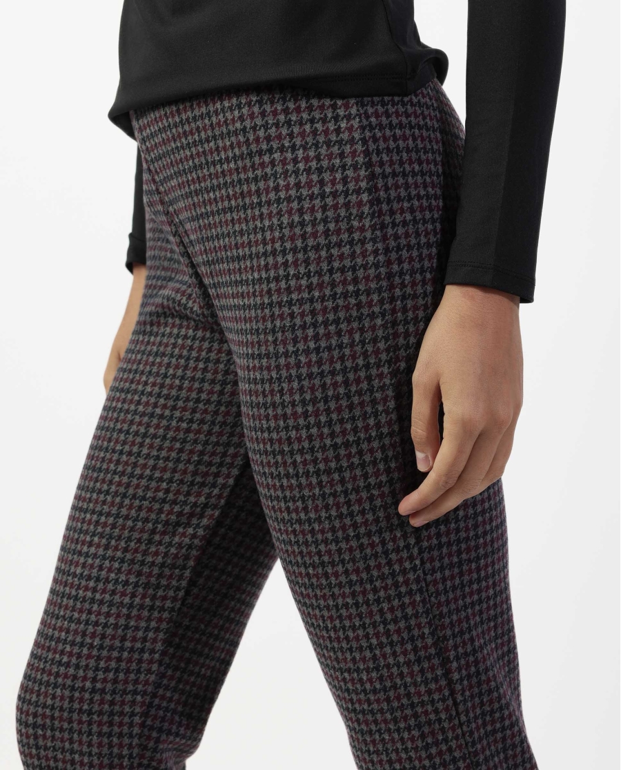 Il Pantalone elastico pied de poule granata 49216-0 è il capo perfetto per chi desidera unire eleganza, comfort e tendenza in un unico prodotto. Questo Pantalone elastico pied de poule granata 49216-0 si distingue per il suo design raffinato e per la fantasia intramontabile pied de poule, reinterpretata in una sofisticata tonalità granata, ideale per valorizzare ogni outfit. Il Pantalone elastico pied de poule granata 49216-0 è pensato per offrire una vestibilità impeccabile grazie alla presenza dell’elastico in vita, che garantisce comfort e adattabilità a diverse silhouette. Indossare il Pantalone elastico pied de poule granata 49216-0 significa scegliere un capo pratico ma allo stesso tempo elegante, perfetto per accompagnarti durante tutta la giornata. La fantasia pied de poule rende il Pantalone elastico pied de poule granata 49216-0 un capo sempre attuale, capace di aggiungere carattere anche agli outfit più semplici. Il colore granata dona profondità e raffinatezza, rendendo il Pantalone elastico pied de poule granata 49216-0 ideale sia per look casual che per abbinamenti più eleganti. Il Pantalone elastico pied de poule granata 49216-0 è realizzato con materiali di qualità, pensati per garantire resistenza e comfort nel tempo. Il tessuto, morbido e piacevole sulla pelle, consente libertà di movimento, rendendo questo capo perfetto per l’uso quotidiano. Il Pantalone elastico pied de poule granata 49216-0 mantiene la sua forma e i suoi colori anche dopo numerosi lavaggi, confermandosi una scelta pratica e duratura. Uno dei punti di forza del Pantalone elastico pied de poule granata 49216-0 è la sua versatilità. Può essere abbinato facilmente a maglie, camicie o blazer, adattandosi a diverse occasioni: dal lavoro al tempo libero. Il Pantalone elastico pied de poule granata 49216-0 è perfetto per creare outfit dinamici e sempre curati, senza rinunciare al comfort. Il Pantalone elastico pied de poule granata 49216-0 è anche un’ottima idea regalo. Elegante e funzionale, è un capo che si adatta a diversi stili e preferenze, risultando sempre apprezzato. Regalare il Pantalone elastico pied de poule granata 49216-0 significa scegliere un prodotto che unisce moda e praticità. Il Pantalone elastico pied de poule granata 49216-0 è ideale per chi ama distinguersi con discrezione. La sua linea pulita e il motivo classico lo rendono un capo indispensabile nel guardaroba, capace di valorizzare ogni look con semplicità. Scegli il Pantalone elastico pied de poule granata 49216-0 per arricchire il tuo stile con un capo versatile e di tendenza. Il Pantalone elastico pied de poule granata 49216-0 è molto più di un semplice pantalone: è un simbolo di eleganza quotidiana, comfort e personalità. Il Pantalone elastico pied de poule granata 49216-0 è il capo perfetto per chi desidera unire eleganza, comfort e tendenza in un unico prodotto. Questo Pantalone elastico pied de poule granata 49216-0 si distingue per il suo design raffinato e per la fantasia intramontabile pied de poule, reinterpretata in una sofisticata tonalità granata, ideale per valorizzare ogni outfit. Il Pantalone elastico pied de poule granata 49216-0 è pensato per offrire una vestibilità impeccabile grazie alla presenza dell’elastico in vita, che garantisce comfort e adattabilità a diverse silhouette. Indossare il Pantalone elastico pied de poule granata 49216-0 significa scegliere un capo pratico ma allo stesso tempo elegante, perfetto per accompagnarti durante tutta la giornata. La fantasia pied de poule rende il Pantalone elastico pied de poule granata 49216-0 un capo sempre attuale, capace di aggiungere carattere anche agli outfit più semplici. Il colore granata dona profondità e raffinatezza, rendendo il Pantalone elastico pied de poule granata 49216-0 ideale sia per look casual che per abbinamenti più eleganti. Il Pantalone elastico pied de poule granata 49216-0 è realizzato con materiali di qualità, pensati per garantire resistenza e comfort nel tempo. Il tessuto, morbido e piacevole sulla pelle, consente libertà di movimento, rendendo questo capo perfetto per l’uso quotidiano. Il Pantalone elastico pied de poule granata 49216-0 mantiene la sua forma e i suoi colori anche dopo numerosi lavaggi, confermandosi una scelta pratica e duratura. Uno dei punti di forza del Pantalone elastico pied de poule granata 49216-0 è la sua versatilità. Può essere abbinato facilmente a maglie, camicie o blazer, adattandosi a diverse occasioni: dal lavoro al tempo libero. Il Pantalone elastico pied de poule granata 49216-0 è perfetto per creare outfit dinamici e sempre curati, senza rinunciare al comfort. Il Pantalone elastico pied de poule granata 49216-0 è anche un’ottima idea regalo. Elegante e funzionale, è un capo che si adatta a diversi stili e preferenze, risultando sempre apprezzato. Regalare il Pantalone elastico pied de poule granata 49216-0 significa scegliere un prodotto che unisce moda e praticità. Il Pantalone elastico pied de poule granata 49216-0 è ideale per chi ama distinguersi con discrezione. La sua linea pulita e il motivo classico lo rendono un capo indispensabile nel guardaroba, capace di valorizzare ogni look con semplicità. Scegli il Pantalone elastico pied de poule granata 49216-0 per arricchire il tuo stile con un capo versatile e di tendenza. Il Pantalone elastico pied de poule granata 49216-0 è molto più di un semplice pantalone: è un simbolo di eleganza quotidiana, comfort e personalità.