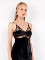 Top in velluto e pizzo con bretelline – GISELA art. 80006T Il top in velluto e pizzo Gisela è il capo perfetto per chi desidera unire eleganza, sensualità e comfort in un unico prodotto. Questo raffinato top in velluto e pizzo Gisela rappresenta la scelta ideale per chi ama distinguersi con dettagli ricercati e materiali di qualità. Pensato per valorizzare la silhouette femminile, il top in velluto e pizzo Gisela si adatta perfettamente sia a look intimi che a outfit più sofisticati da sera. Realizzato in morbido velluto, questo top in velluto e pizzo Gisela accarezza la pelle con una sensazione piacevole e avvolgente. Il velluto dona luminosità e profondità al capo, rendendolo estremamente elegante e perfetto anche come sottogiacca o protagonista di un look serale. Il pizzo, delicato e raffinato, aggiunge un tocco sensuale senza risultare eccessivo, creando un equilibrio perfetto tra femminilità e stile. Le sottili bretelline regolabili rendono il top in velluto e pizzo Gisela estremamente pratico e versatile, permettendo una vestibilità personalizzata. Questo dettaglio lo rende ideale per adattarsi a diverse fisicità, valorizzando il décolleté in modo naturale. Il design è studiato per offrire sostegno leggero e comfort durante tutta la giornata o la serata. Uno dei punti di forza del top in velluto e pizzo Gisela è la sua versatilità. Può essere indossato come lingerie elegante per occasioni speciali oppure abbinato a pantaloni a vita alta o gonne per creare outfit glamour e moderni. Indossato sotto una giacca, il top in velluto e pizzo Gisela diventa un capo chic e sofisticato, perfetto per una cena o un evento importante. La qualità dei materiali utilizzati da Gisela garantisce durata nel tempo e resistenza ai lavaggi, mantenendo intatta la bellezza del capo. Il top in velluto e pizzo Gisela è progettato per chi cerca un prodotto che non sia solo bello, ma anche funzionale e confortevole. Ogni dettaglio è curato con attenzione per offrire un’esperienza di utilizzo superiore. Perfetto anche come idea regalo, il top in velluto e pizzo Gisela conquista al primo sguardo grazie al suo design elegante e alla sua capacità di esaltare la femminilità. È il capo ideale per chi desidera sentirsi sicura, sensuale e raffinata in ogni momento della giornata. Se stai cercando un capo che unisca stile, qualità e comfort, il top in velluto e pizzo Gisela è la scelta giusta. Aggiungilo al tuo guardaroba per elevare i tuoi look con un tocco di classe e sensualità. Non è solo un semplice top, ma un vero must-have per chi ama la lingerie di qualità e i dettagli che fanno la differenza. Scegli il top in velluto e pizzo Gisela art. 80006T e lasciati conquistare da un capo che esprime eleganza senza tempo, perfetto per ogni occasione in cui vuoi sentirti speciale.