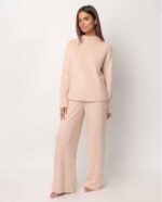 Il Pigiama donna modello furry in pelliccia - ADMAS art 63659 è la soluzione ideale per chi cerca un pigiama donna caldo per l’inverno capace di unire morbidezza, comfort e stile in un unico capo. Perfetto per le stagioni più fredde, questo pigiama in pelliccia donna avvolge il corpo in una sensazione soffice e piacevole, trasformando ogni momento di relax in casa in un’esperienza di benessere totale.Realizzato in tessuto effetto furry, il Pigiama donna modello furry in pelliccia - ADMAS art 63659 si distingue per la sua incredibile morbidezza e per la capacità di trattenere il calore, caratteristiche fondamentali per chi desidera un pigiama donna morbido e caldo da indossare durante le notti invernali. La qualità dei materiali garantisce non solo comfort immediato, ma anche resistenza nel tempo, rendendolo un capo affidabile stagione dopo stagione.Il design del Pigiama donna modello furry in pelliccia - ADMAS art 63659 è pensato per offrire una vestibilità rilassata e confortevole, perfetta per chi ama sentirsi libera nei movimenti senza rinunciare a un look curato. Questo completo notte donna caldo è ideale non solo per dormire, ma anche come homewear, per vivere la casa con stile e comodità durante le giornate più freddeGrazie alla sua versatilità, il Pigiama donna modello furry in pelliccia - ADMAS art 63659 si inserisce perfettamente tra i capi più ricercati da chi desidera un pigiama donna invernale soffice e avvolgente. È la scelta perfetta per chi cerca un pigiama furry donna che sia allo stesso tempo pratico e alla moda, capace di valorizzare anche i momenti di relax.Il Pigiama donna modello furry in pelliccia - ADMAS art 63659 è anche un’ottima idea regalo: un capo utile ma allo stesso tempo ricercato, ideale per sorprendere con qualcosa che unisce estetica e funzionalità. Regalare un pigiama donna caldo inverno come questo significa offrire comfort, calore e una sensazione di coccola quotidiana.Il marchio ADMAS è da sempre sinonimo di qualità e attenzione ai dettagli, e il Pigiama donna modello furry in pelliccia - ADMAS art 63659 ne è la perfetta espressione. Ogni elemento è studiato per garantire il massimo del comfort, mantenendo uno stile moderno e femminile che si adatta a diverse esigenze.Indossare il Pigiama donna modello furry in pelliccia - ADMAS art 63659 significa scegliere un capo che unisce praticità e stile, perfetto per affrontare l’inverno con il giusto equilibrio tra calore e leggerezza. Che si tratti di una serata sul divano o di una notte di riposo, questo pigiama in pelliccia donna diventa un alleato indispensabile per il benessere quotidianoSe sei alla ricerca di un pigiama donna morbido caldo che sappia davvero fare la differenza, il Pigiama donna modello furry in pelliccia - ADMAS art 63659 è la scelta perfetta. Un capo pensato per chi ama la qualità, il comfort e uno stile curato anche nei momenti più intimi della giornata.