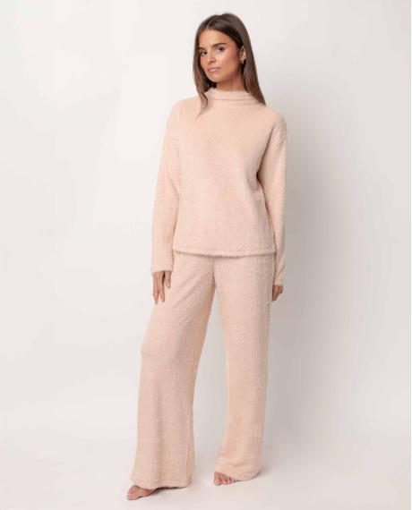 Il Pigiama donna modello furry in pelliccia - ADMAS art 63659 è la soluzione ideale per chi cerca un pigiama donna caldo per l’inverno capace di unire morbidezza, comfort e stile in un unico capo. Perfetto per le stagioni più fredde, questo pigiama in pelliccia donna avvolge il corpo in una sensazione soffice e piacevole, trasformando ogni momento di relax in casa in un’esperienza di benessere totale.Realizzato in tessuto effetto furry, il Pigiama donna modello furry in pelliccia - ADMAS art 63659 si distingue per la sua incredibile morbidezza e per la capacità di trattenere il calore, caratteristiche fondamentali per chi desidera un pigiama donna morbido e caldo da indossare durante le notti invernali. La qualità dei materiali garantisce non solo comfort immediato, ma anche resistenza nel tempo, rendendolo un capo affidabile stagione dopo stagione.Il design del Pigiama donna modello furry in pelliccia - ADMAS art 63659 è pensato per offrire una vestibilità rilassata e confortevole, perfetta per chi ama sentirsi libera nei movimenti senza rinunciare a un look curato. Questo completo notte donna caldo è ideale non solo per dormire, ma anche come homewear, per vivere la casa con stile e comodità durante le giornate più freddeGrazie alla sua versatilità, il Pigiama donna modello furry in pelliccia - ADMAS art 63659 si inserisce perfettamente tra i capi più ricercati da chi desidera un pigiama donna invernale soffice e avvolgente. È la scelta perfetta per chi cerca un pigiama furry donna che sia allo stesso tempo pratico e alla moda, capace di valorizzare anche i momenti di relax.Il Pigiama donna modello furry in pelliccia - ADMAS art 63659 è anche un’ottima idea regalo: un capo utile ma allo stesso tempo ricercato, ideale per sorprendere con qualcosa che unisce estetica e funzionalità. Regalare un pigiama donna caldo inverno come questo significa offrire comfort, calore e una sensazione di coccola quotidiana.Il marchio ADMAS è da sempre sinonimo di qualità e attenzione ai dettagli, e il Pigiama donna modello furry in pelliccia - ADMAS art 63659 ne è la perfetta espressione. Ogni elemento è studiato per garantire il massimo del comfort, mantenendo uno stile moderno e femminile che si adatta a diverse esigenze.Indossare il Pigiama donna modello furry in pelliccia - ADMAS art 63659 significa scegliere un capo che unisce praticità e stile, perfetto per affrontare l’inverno con il giusto equilibrio tra calore e leggerezza. Che si tratti di una serata sul divano o di una notte di riposo, questo pigiama in pelliccia donna diventa un alleato indispensabile per il benessere quotidianoSe sei alla ricerca di un pigiama donna morbido caldo che sappia davvero fare la differenza, il Pigiama donna modello furry in pelliccia - ADMAS art 63659 è la scelta perfetta. Un capo pensato per chi ama la qualità, il comfort e uno stile curato anche nei momenti più intimi della giornata. Il Pigiama donna modello furry in pelliccia - ADMAS art 63659 è la soluzione ideale per chi cerca un pigiama donna caldo per l’inverno capace di unire morbidezza, comfort e stile in un unico capo. Perfetto per le stagioni più fredde, questo pigiama in pelliccia donna avvolge il corpo in una sensazione soffice e piacevole, trasformando ogni momento di relax in casa in un’esperienza di benessere totale.Realizzato in tessuto effetto furry, il Pigiama donna modello furry in pelliccia - ADMAS art 63659 si distingue per la sua incredibile morbidezza e per la capacità di trattenere il calore, caratteristiche fondamentali per chi desidera un pigiama donna morbido e caldo da indossare durante le notti invernali. La qualità dei materiali garantisce non solo comfort immediato, ma anche resistenza nel tempo, rendendolo un capo affidabile stagione dopo stagione.Il design del Pigiama donna modello furry in pelliccia - ADMAS art 63659 è pensato per offrire una vestibilità rilassata e confortevole, perfetta per chi ama sentirsi libera nei movimenti senza rinunciare a un look curato. Questo completo notte donna caldo è ideale non solo per dormire, ma anche come homewear, per vivere la casa con stile e comodità durante le giornate più freddeGrazie alla sua versatilità, il Pigiama donna modello furry in pelliccia - ADMAS art 63659 si inserisce perfettamente tra i capi più ricercati da chi desidera un pigiama donna invernale soffice e avvolgente. È la scelta perfetta per chi cerca un pigiama furry donna che sia allo stesso tempo pratico e alla moda, capace di valorizzare anche i momenti di relax.Il Pigiama donna modello furry in pelliccia - ADMAS art 63659 è anche un’ottima idea regalo: un capo utile ma allo stesso tempo ricercato, ideale per sorprendere con qualcosa che unisce estetica e funzionalità. Regalare un pigiama donna caldo inverno come questo significa offrire comfort, calore e una sensazione di coccola quotidiana.Il marchio ADMAS è da sempre sinonimo di qualità e attenzione ai dettagli, e il Pigiama donna modello furry in pelliccia - ADMAS art 63659 ne è la perfetta espressione. Ogni elemento è studiato per garantire il massimo del comfort, mantenendo uno stile moderno e femminile che si adatta a diverse esigenze.Indossare il Pigiama donna modello furry in pelliccia - ADMAS art 63659 significa scegliere un capo che unisce praticità e stile, perfetto per affrontare l’inverno con il giusto equilibrio tra calore e leggerezza. Che si tratti di una serata sul divano o di una notte di riposo, questo pigiama in pelliccia donna diventa un alleato indispensabile per il benessere quotidianoSe sei alla ricerca di un pigiama donna morbido caldo che sappia davvero fare la differenza, il Pigiama donna modello furry in pelliccia - ADMAS art 63659 è la scelta perfetta. Un capo pensato per chi ama la qualità, il comfort e uno stile curato anche nei momenti più intimi della giornata.