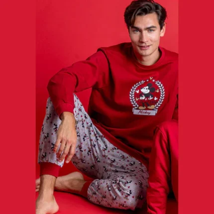 Pigiama uomo Mickey Mouse in caldo cotone - ADMAS: comfort e stile a casa Se stai cercando il perfetto equilibrio tra comfort, stile e qualità, il pigiama uomo Mickey Mouse in caldo cotone - ADMAS è la scelta ideale. Progettato per garantire il massimo del relax nelle serate casalinghe, questo pigiama unisce materiali morbidi e traspiranti con un design divertente e iconico dedicato a Mickey Mouse. Perfetto per ogni uomo che ama sentirsi a proprio agio senza rinunciare a un tocco di allegria, questo pigiama è un must-have nel guardaroba di chi apprezza biancheria da notte di qualità. Il pigiama uomo Mickey Mouse in caldo cotone - ADMAS è realizzato interamente in cotone di alta qualità, materiale noto per la sua morbidezza, traspirabilità e capacità di mantenere il calore corporeo. Questo lo rende ideale sia per le fredde notti invernali sia per le serate più fresche di primavera e autunno. Il cotone assicura un comfort duraturo e una sensazione piacevole sulla pelle, evitando irritazioni e favorendo un sonno riposante. Design e stile sono altri punti di forza del pigiama uomo Mickey Mouse in caldo cotone - ADMAS. La stampa di Mickey Mouse sul davanti aggiunge un tocco di allegria e nostalgia, rendendo il pigiama non solo comodo ma anche visivamente accattivante. Perfetto come idea regalo per gli appassionati di Disney o per chi desidera un capo originale e divertente per il tempo libero a casa, questo pigiama diventa subito un capo preferito. La vestibilità del pigiama uomo Mickey Mouse in caldo cotone - ADMAS è studiata per adattarsi a ogni tipo di corporatura maschile, garantendo libertà di movimento senza rinunciare alla linea elegante del capo. La maglia presenta un taglio classico con maniche lunghe, mentre i pantaloni hanno una cintura elastica regolabile per un comfort personalizzato. Questo rende il pigiama ideale non solo per dormire, ma anche per momenti di relax in casa, come leggere un libro, guardare la TV o fare colazione al mattino. Un altro grande vantaggio del pigiama uomo Mickey Mouse in caldo cotone - ADMAS è la facilità di manutenzione. Il cotone di alta qualità è resistente ai lavaggi, mantenendo morbidezza e colore anche dopo numerosi cicli in lavatrice. Questo garantisce un capo sempre perfetto, pronto per essere indossato ogni volta che vuoi comfort e stile. Se stai cercando un pigiama uomo in cotone caldo, questo modello ADMAS con Mickey Mouse è la scelta perfetta. Oltre al comfort, offre anche una forte componente estetica grazie al design iconico che richiama il mondo Disney. Perfetto per chi desidera distinguersi anche nei momenti di relax domestico, il pigiama uomo Mickey Mouse in caldo cotone - ADMAS combina funzionalità, qualità e stile. In sintesi, il pigiama uomo Mickey Mouse in caldo cotone - ADMAS è: Morbido e traspirante grazie al cotone di alta qualità. Caldo e confortevole, ideale per notti fredde. Dalla vestibilità comoda e adattabile a ogni corporatura. Facile da lavare e resistente nel tempo. Divertente e originale, con stampa Mickey Mouse iconica. Acquistare il pigiama uomo Mickey Mouse in caldo cotone - ADMAS significa scegliere un capo di qualità, pensato per il comfort maschile e per chi ama aggiungere un tocco di allegria al proprio relax quotidiano. Non solo un pigiama, ma un vero compagno di serate piacevoli e di notti riposanti. Se vuoi un pigiama uomo caldo e di qualità, il modello ADMAS con Mickey Mouse è la scelta perfetta per unire comfort, stile e divertimento. Aggiungilo subito al tuo guardaroba o regalalo a un uomo speciale: sarà apprezzato per la sua morbidezza, il calore e il design unico. Con il pigiama uomo Mickey Mouse in caldo cotone - ADMAS, ogni notte diventa un momento di comfort e allegria.