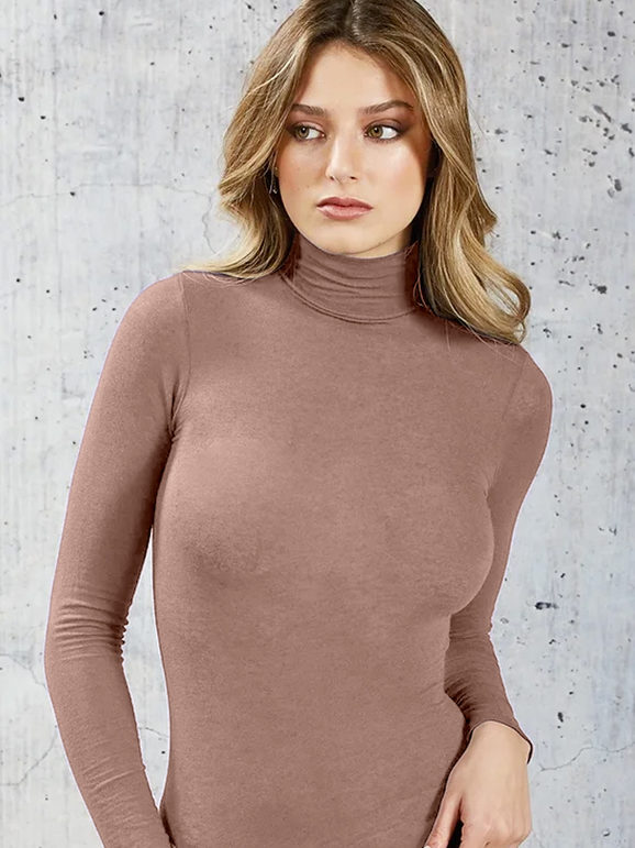 Maglia donna a lupetto in cashmere Rossoporpora art 90/91 è il capo ideale per chi desidera unire eleganza, comfort e qualità in un unico prodotto. Realizzata con filati pregiati, questa maglia donna a lupetto in cashmere Rossoporpora art 90/91 rappresenta una scelta perfetta per affrontare la stagione fredda con stile, senza rinunciare alla morbidezza e alla leggerezza tipiche del cashmere. Il design della maglia donna a lupetto in cashmere Rossoporpora art 90/91 è pensato per valorizzare la silhouette femminile, grazie a una vestibilità avvolgente ma non costrittiva. Il lupetto dona un tocco raffinato e contemporaneo, ideale sia per look casual che per outfit più eleganti. Indossare una maglia donna a lupetto in cashmere Rossoporpora art 90/91 significa scegliere un capo versatile, facilmente abbinabile a jeans, pantaloni sartoriali o gonne. Uno degli elementi distintivi della maglia donna a lupetto in cashmere Rossoporpora art 90/91 è senza dubbio la qualità del materiale. Il cashmere è noto per le sue proprietà termoregolatrici: mantiene il calore corporeo quando fa freddo, ma allo stesso tempo lascia traspirare la pelle. Questo rende la maglia donna a lupetto in cashmere Rossoporpora art 90/91 perfetta da indossare durante tutta la giornata, garantendo comfort assoluto. La maglia donna a lupetto in cashmere Rossoporpora art 90/91 si distingue anche per la cura dei dettagli. Le finiture sono precise, le cuciture resistenti e il tessuto mantiene la sua forma nel tempo. Scegliere una maglia donna a lupetto in cashmere Rossoporpora art 90/91 significa investire in un capo durevole, pensato per accompagnarti stagione dopo stagione senza perdere la sua bellezza originale. Dal punto di vista dello stile, la maglia donna a lupetto in cashmere Rossoporpora art 90/91 è un vero must-have nel guardaroba femminile. Il suo design minimal ma sofisticato la rende adatta a diverse occasioni: dal lavoro al tempo libero, fino alle serate più eleganti. Con la maglia donna a lupetto in cashmere Rossoporpora art 90/91 puoi creare look sempre nuovi e impeccabili. Un altro vantaggio della maglia donna a lupetto in cashmere Rossoporpora art 90/91 è la sua leggerezza. Nonostante sia calda e confortevole, non appesantisce la figura e può essere facilmente indossata anche sotto giacche o cappotti. Questo la rende un capo estremamente pratico oltre che elegante. La maglia donna a lupetto in cashmere Rossoporpora art 90/91 è perfetta anche come idea regalo. Grazie alla sua qualità e al suo stile intramontabile, rappresenta un pensiero raffinato e sempre apprezzato. Regalare una maglia donna a lupetto in cashmere Rossoporpora art 90/91 significa donare comfort, eleganza e un tocco di lusso quotidiano. Infine, la maglia donna a lupetto in cashmere Rossoporpora art 90/91 è facile da mantenere nel tempo, seguendo semplici accorgimenti di lavaggio e conservazione. Questo permette di preservare la morbidezza e la qualità del cashmere, mantenendo il capo sempre come nuovo. In conclusione, la maglia donna a lupetto in cashmere Rossoporpora art 90/91 è la scelta ideale per chi cerca un capo versatile, elegante e di alta qualità. Non lasciarti sfuggire la possibilità di arricchire il tuo guardaroba con una maglia donna a lupetto in cashmere Rossoporpora art 90/91, simbolo di stile e comfort senza tempo. Maglia donna a lupetto in cashmere Rossoporpora art 90/91 è il capo ideale per chi desidera unire eleganza, comfort e qualità in un unico prodotto. Realizzata con filati pregiati, questa maglia donna a lupetto in cashmere Rossoporpora art 90/91 rappresenta una scelta perfetta per affrontare la stagione fredda con stile, senza rinunciare alla morbidezza e alla leggerezza tipiche del cashmere. Il design della maglia donna a lupetto in cashmere Rossoporpora art 90/91 è pensato per valorizzare la silhouette femminile, grazie a una vestibilità avvolgente ma non costrittiva. Il lupetto dona un tocco raffinato e contemporaneo, ideale sia per look casual che per outfit più eleganti. Indossare una maglia donna a lupetto in cashmere Rossoporpora art 90/91 significa scegliere un capo versatile, facilmente abbinabile a jeans, pantaloni sartoriali o gonne. Uno degli elementi distintivi della maglia donna a lupetto in cashmere Rossoporpora art 90/91 è senza dubbio la qualità del materiale. Il cashmere è noto per le sue proprietà termoregolatrici: mantiene il calore corporeo quando fa freddo, ma allo stesso tempo lascia traspirare la pelle. Questo rende la maglia donna a lupetto in cashmere Rossoporpora art 90/91 perfetta da indossare durante tutta la giornata, garantendo comfort assoluto. La maglia donna a lupetto in cashmere Rossoporpora art 90/91 si distingue anche per la cura dei dettagli. Le finiture sono precise, le cuciture resistenti e il tessuto mantiene la sua forma nel tempo. Scegliere una maglia donna a lupetto in cashmere Rossoporpora art 90/91 significa investire in un capo durevole, pensato per accompagnarti stagione dopo stagione senza perdere la sua bellezza originale. Dal punto di vista dello stile, la maglia donna a lupetto in cashmere Rossoporpora art 90/91 è un vero must-have nel guardaroba femminile. Il suo design minimal ma sofisticato la rende adatta a diverse occasioni: dal lavoro al tempo libero, fino alle serate più eleganti. Con la maglia donna a lupetto in cashmere Rossoporpora art 90/91 puoi creare look sempre nuovi e impeccabili. Un altro vantaggio della maglia donna a lupetto in cashmere Rossoporpora art 90/91 è la sua leggerezza. Nonostante sia calda e confortevole, non appesantisce la figura e può essere facilmente indossata anche sotto giacche o cappotti. Questo la rende un capo estremamente pratico oltre che elegante. La maglia donna a lupetto in cashmere Rossoporpora art 90/91 è perfetta anche come idea regalo. Grazie alla sua qualità e al suo stile intramontabile, rappresenta un pensiero raffinato e sempre apprezzato. Regalare una maglia donna a lupetto in cashmere Rossoporpora art 90/91 significa donare comfort, eleganza e un tocco di lusso quotidiano. Infine, la maglia donna a lupetto in cashmere Rossoporpora art 90/91 è facile da mantenere nel tempo, seguendo semplici accorgimenti di lavaggio e conservazione. Questo permette di preservare la morbidezza e la qualità del cashmere, mantenendo il capo sempre come nuovo. In conclusione, la maglia donna a lupetto in cashmere Rossoporpora art 90/91 è la scelta ideale per chi cerca un capo versatile, elegante e di alta qualità. Non lasciarti sfuggire la possibilità di arricchire il tuo guardaroba con una maglia donna a lupetto in cashmere Rossoporpora art 90/91, simbolo di stile e comfort senza tempo.