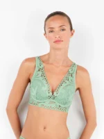 Reggiseno bralette verde intagliato Gisela art. 10123  Il reggiseno bralette verde Gisela art. 10123 è la scelta perfetta per chi desidera unire comfort, stile e femminilità in un unico capo di lingerie. Questo bralette verde Gisela rappresenta una soluzione ideale per tutte le donne che cercano un’alternativa moderna al reggiseno tradizionale, senza rinunciare al sostegno leggero e alla bellezza dei dettagli. Realizzato con materiali morbidi e delicati sulla pelle, il reggiseno bralette verde Gisela garantisce una vestibilità naturale che si adatta perfettamente alle forme del corpo. Il suo design senza ferretto lo rende estremamente comodo per l’uso quotidiano, permettendo libertà di movimento e una sensazione di leggerezza che dura tutto il giorno. Questo bralette verde Gisela è pensato per accompagnarti in ogni momento, dalla routine quotidiana alle occasioni più rilassate. Il vero punto di forza del reggiseno bralette verde Gisela art. 10123 è il suo raffinato effetto intagliato. I dettagli decorativi creano un gioco di trasparenze elegante e seducente, valorizzando il décolleté in modo discreto ma sofisticato. Il colore verde dona freschezza e originalità, rendendo questo bralette verde Gisela un capo distintivo all’interno della tua collezione di intimo. Perfetto da indossare anche a vista sotto camicie morbide o top scollati, il reggiseno bralette verde Gisela si trasforma in un vero elemento di stile. Sempre più donne scelgono il bralette verde Gisela non solo come intimo, ma come parte integrante del proprio outfit, grazie al suo design curato e contemporaneo. Dal punto di vista pratico, il reggiseno bralette verde Gisela art. 10123 è facile da indossare e si adatta a diverse tipologie di corpo. Le spalline sottili e regolabili consentono di personalizzare la vestibilità, mentre la fascia sotto seno offre un sostegno delicato ma efficace. Questo rende il bralette verde Gisela ideale sia per chi ha un seno piccolo sia per chi cerca un supporto leggero senza costrizioni. Un altro aspetto importante è la qualità del marchio. Scegliere un reggiseno bralette verde Gisela significa affidarsi a un brand noto per la cura dei dettagli e l’attenzione ai materiali. Ogni elemento è studiato per garantire durata nel tempo e resistenza ai lavaggi, mantenendo intatta la bellezza del capo. Il bralette verde Gisela art. 10123 è anche un’ottima idea regalo. Elegante, moderno e versatile, è perfetto per sorprendere con un capo intimo raffinato e alla moda. Grazie al suo design ricercato, il reggiseno bralette verde Gisela riesce a coniugare estetica e funzionalità, soddisfacendo anche le esigenze più specifiche. In conclusione, il reggiseno bralette verde Gisela è molto più di un semplice capo di lingerie: è un simbolo di comfort, stile e libertà. Se stai cercando un prodotto che unisca praticità e design, il bralette verde Gisela art. 10123 è la scelta ideale. Aggiungilo al tuo guardaroba per vivere ogni giorno con maggiore sicurezza e femminilità, scegliendo la qualità e l’eleganza di un vero must-have.