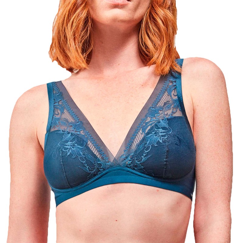 Reggiseno blu triangolo senza ferretto con velo ricamato - GISELA. (art. 10082/T) è la scelta perfetta per chi desidera unire comfort, femminilità e uno stile raffinato nella propria lingerie quotidiana. Questo reggiseno blu triangolo senza ferretto con velo ricamato rappresenta una soluzione ideale per chi ama sentirsi libera senza rinunciare al sostegno leggero e alla bellezza dei dettagli. Realizzato con materiali morbidi e delicati sulla pelle, il reggiseno blu triangolo senza ferretto con velo ricamato avvolge il seno in modo naturale, seguendo le forme del corpo senza costrizioni. L’assenza del ferretto garantisce una vestibilità estremamente confortevole, perfetta per essere indossata tutto il giorno, anche nelle giornate più intense. Il design a triangolo valorizza il décolleté con discrezione, rendendo questo reggiseno blu triangolo senza ferretto con velo ricamato una scelta versatile per ogni occasione. Uno degli elementi distintivi di questo capo è il suo elegante velo ricamato. Il ricamo, curato nei minimi dettagli, dona un tocco romantico e sofisticato, trasformando il reggiseno blu triangolo senza ferretto con velo ricamato in un capo di lingerie che non è solo funzionale, ma anche esteticamente affascinante. Il colore blu aggiunge profondità e raffinatezza, rendendo questo modello perfetto sia per l’uso quotidiano sia per momenti più speciali. Il reggiseno blu triangolo senza ferretto con velo ricamato è progettato per offrire una vestibilità adattabile grazie alle spalline regolabili e alla chiusura posteriore pratica e resistente. Questo permette di personalizzare il fit in base alle proprie esigenze, assicurando sempre il massimo comfort. Inoltre, la leggerezza dei tessuti utilizzati rende questo capo quasi impercettibile sotto gli abiti, ideale anche per look più aderenti. Scegliere un reggiseno blu triangolo senza ferretto con velo ricamato significa puntare su un capo che unisce estetica e funzionalità. È perfetto per chi cerca una lingerie che accompagni i movimenti naturali del corpo, senza rinunciare a un tocco di eleganza. Il design minimal ma ricercato lo rende facile da abbinare a slip coordinati o ad altri capi intimi, creando completi armoniosi e di tendenza. Questo reggiseno blu triangolo senza ferretto con velo ricamato è particolarmente indicato per chi predilige uno stile naturale e rilassato, ma non vuole rinunciare alla qualità e al design. Grazie alla sua costruzione senza ferretto, è ideale anche per momenti di relax a casa o per essere indossato sotto abiti casual, garantendo sempre una sensazione di libertà. In conclusione, il reggiseno blu triangolo senza ferretto con velo ricamato Gisela art. 10082/T è un capo indispensabile nel guardaroba intimo di ogni donna. Elegante, confortevole e versatile, questo reggiseno blu triangolo senza ferretto con velo ricamato rappresenta la perfetta sintesi tra stile e praticità, pensato per valorizzare la femminilità in modo naturale e sofisticato. Reggiseno blu triangolo senza ferretto con velo ricamato - GISELA. (art. 10082/T) è la scelta perfetta per chi desidera unire comfort, femminilità e uno stile raffinato nella propria lingerie quotidiana. Questo reggiseno blu triangolo senza ferretto con velo ricamato rappresenta una soluzione ideale per chi ama sentirsi libera senza rinunciare al sostegno leggero e alla bellezza dei dettagli. Realizzato con materiali morbidi e delicati sulla pelle, il reggiseno blu triangolo senza ferretto con velo ricamato avvolge il seno in modo naturale, seguendo le forme del corpo senza costrizioni. L’assenza del ferretto garantisce una vestibilità estremamente confortevole, perfetta per essere indossata tutto il giorno, anche nelle giornate più intense. Il design a triangolo valorizza il décolleté con discrezione, rendendo questo reggiseno blu triangolo senza ferretto con velo ricamato una scelta versatile per ogni occasione. Uno degli elementi distintivi di questo capo è il suo elegante velo ricamato. Il ricamo, curato nei minimi dettagli, dona un tocco romantico e sofisticato, trasformando il reggiseno blu triangolo senza ferretto con velo ricamato in un capo di lingerie che non è solo funzionale, ma anche esteticamente affascinante. Il colore blu aggiunge profondità e raffinatezza, rendendo questo modello perfetto sia per l’uso quotidiano sia per momenti più speciali. Il reggiseno blu triangolo senza ferretto con velo ricamato è progettato per offrire una vestibilità adattabile grazie alle spalline regolabili e alla chiusura posteriore pratica e resistente. Questo permette di personalizzare il fit in base alle proprie esigenze, assicurando sempre il massimo comfort. Inoltre, la leggerezza dei tessuti utilizzati rende questo capo quasi impercettibile sotto gli abiti, ideale anche per look più aderenti. Scegliere un reggiseno blu triangolo senza ferretto con velo ricamato significa puntare su un capo che unisce estetica e funzionalità. È perfetto per chi cerca una lingerie che accompagni i movimenti naturali del corpo, senza rinunciare a un tocco di eleganza. Il design minimal ma ricercato lo rende facile da abbinare a slip coordinati o ad altri capi intimi, creando completi armoniosi e di tendenza. Questo reggiseno blu triangolo senza ferretto con velo ricamato è particolarmente indicato per chi predilige uno stile naturale e rilassato, ma non vuole rinunciare alla qualità e al design. Grazie alla sua costruzione senza ferretto, è ideale anche per momenti di relax a casa o per essere indossato sotto abiti casual, garantendo sempre una sensazione di libertà. In conclusione, il reggiseno blu triangolo senza ferretto con velo ricamato Gisela art. 10082/T è un capo indispensabile nel guardaroba intimo di ogni donna. Elegante, confortevole e versatile, questo reggiseno blu triangolo senza ferretto con velo ricamato rappresenta la perfetta sintesi tra stile e praticità, pensato per valorizzare la femminilità in modo naturale e sofisticato.
