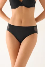 Slip midi traspirabile finiture invisibili in microfibra e tulle YSABEL MORA art. 10188 è la scelta ideale per chi desidera comfort, discrezione e stile in un unico capo di intimo. Questo slip midi traspirabile è progettato per adattarsi perfettamente al corpo, garantendo una vestibilità impeccabile e una sensazione di leggerezza durante tutta la giornata. Realizzato con materiali di alta qualità, lo slip midi traspirabile combina la morbidezza della microfibra con la delicatezza del tulle, offrendo un mix perfetto tra funzionalità ed estetica. La microfibra è nota per le sue proprietà traspiranti e per la capacità di mantenere la pelle asciutta, rendendo questo slip midi traspirabile perfetto anche nelle giornate più intense o durante le stagioni più calde. Uno degli elementi distintivi dello slip midi traspirabile finiture invisibili è la sua struttura senza cuciture evidenti. Le finiture invisibili permettono allo slip di rimanere completamente nascosto sotto qualsiasi tipo di abbigliamento, anche sotto capi aderenti come leggings, abiti o pantaloni slim. Questo rende lo slip midi traspirabile una soluzione ideale per chi cerca un effetto seconda pelle senza rinunciare al comfort. Il design midi offre una copertura media, perfetta per chi desidera un equilibrio tra praticità e femminilità. Lo slip midi traspirabile avvolge delicatamente i fianchi senza stringere, evitando fastidi o segni sulla pelle. Inoltre, grazie alla sua elasticità, si adatta a diverse forme del corpo, valorizzando la silhouette in modo naturale. Il dettaglio in tulle aggiunge un tocco elegante e raffinato allo slip midi traspirabile, rendendolo non solo funzionale ma anche esteticamente piacevole. Questo lo rende perfetto non solo per l’uso quotidiano, ma anche per chi desidera sentirsi curata e sicura in ogni momento della giornata. Un altro punto di forza dello slip midi traspirabile YSABEL MORA art. 10188 è la sua durata nel tempo. I materiali resistenti e la qualità della lavorazione garantiscono che lo slip mantenga la sua forma e le sue caratteristiche anche dopo numerosi lavaggi. Questo lo rende un investimento intelligente per chi cerca intimo affidabile e duraturo. Lo slip midi traspirabile è ideale per ogni occasione: dal lavoro al tempo libero, fino ai momenti di relax. La sua versatilità lo rende un capo indispensabile nel guardaroba di ogni donna. Indossarlo significa scegliere un intimo che unisce tecnologia tessile, comfort avanzato e design moderno. Se stai cercando un capo che unisca invisibilità, traspirabilità e comfort assoluto, lo slip midi traspirabile finiture invisibili in microfibra e tulle è la risposta perfetta. Grazie alla sua capacità di adattarsi al corpo e di rimanere discreto sotto ogni outfit, diventerà rapidamente uno dei tuoi preferiti. Scegli lo slip midi traspirabile YSABEL MORA art. 10188 per vivere ogni giorno con leggerezza, sicurezza e stile. Un piccolo dettaglio che fa una grande differenza nel tuo benessere quotidiano.