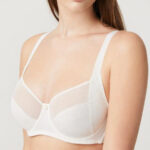 Reggiseno con ferretto senza imbottitura Ysabel Mora è la scelta ideale per chi desidera un perfetto equilibrio tra sostegno, comfort e naturalezza. Questo reggiseno con ferretto è progettato per valorizzare le forme senza costrizioni, offrendo una vestibilità impeccabile anche ai seni più generosi. Grazie alla sua struttura studiata nei dettagli, rappresenta una soluzione perfetta per chi cerca un reggiseno comodo per tutti i giorni senza rinunciare allo stile. Il punto di forza di questo reggiseno senza imbottitura è la capacità di garantire un sostegno naturale. Il ferretto sostiene il seno in modo stabile e sicuro, aiutando a distribuire il peso in maniera uniforme. Allo stesso tempo, la coppa con rifinitura in velo dona un effetto leggero e raffinato, rendendo questo reggiseno elegante e funzionale perfetto per ogni occasione. Il tessuto morbido e avvolgente è pensato per adattarsi perfettamente al corpo. Questo reggiseno Ysabel Mora offre una sensazione di comfort prolungato, ideale per un utilizzo quotidiano. Indossare un reggiseno comodo con ferretto non è mai stato così piacevole: il materiale di alta qualità evita fastidi e segni sulla pelle, assicurando una vestibilità naturale e delicata. Le spalline regolabili rappresentano un altro elemento fondamentale di questo reggiseno senza imbottitura con ferretto. Permettono infatti di adattare il capo alla propria silhouette, migliorando il sostegno e la stabilità. La chiusura posteriore multiposizione aggiunge ulteriore praticità, rendendo questo reggiseno regolabile perfetto per ogni tipo di fisicità. Uno degli aspetti più apprezzati di questo reggiseno liscio con ferretto è la sua discrezione sotto gli abiti. La coppa liscia lo rende invisibile anche sotto vestiti aderenti, t-shirt o camicie leggere. Questo lo rende un reggiseno ideale per l’uso quotidiano, perfetto sia per il lavoro che per il tempo libero. Se stai cercando un reggiseno per seno abbondante, questo modello è una scelta eccellente. Offre supporto senza comprimere, valorizzando le forme in modo naturale. Il design con rifinitura in velo aggiunge un tocco di femminilità senza rinunciare alla funzionalità, rendendolo un reggiseno elegante e confortevole. Il reggiseno con ferretto Ysabel Mora è quindi la soluzione perfetta per chi desidera un capo versatile, pratico e raffinato. Che tu abbia bisogno di un reggiseno quotidiano, di un reggiseno comodo per lavoro o di un reggiseno discreto sotto abiti aderenti, questo modello risponde a tutte le esigenze. Scegliere un reggiseno senza imbottitura significa puntare su naturalezza e comfort. Con questo modello Ysabel Mora, puoi finalmente avere un reggiseno con sostegno naturale, capace di accompagnarti durante tutta la giornata senza rinunce. In sintesi, questo reggiseno con ferretto senza imbottitura unisce: sostegno efficace comfort duraturo vestibilità perfetta design elegante Un capo indispensabile nel guardaroba di ogni donna che cerca qualità, praticità e bellezza in un unico reggiseno Ysabel Mora.