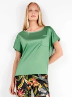 Maglia girocollo in satin con taschino sul davanti – Gisela  Art. 2/20296U La maglia girocollo in satin con taschino sul davanti Gisela è il perfetto equilibrio tra eleganza e comfort quotidiano. Pensata per una donna moderna che desidera sentirsi curata anche nei momenti più semplici, questa maglia girocollo in satin con taschino sul davanti Gisela rappresenta un capo versatile, raffinato e sempre attuale. Ideale sia come capo homewear che come parte di un look casual chic, si distingue per i dettagli ricercati e la qualità dei materiali. Realizzata in tessuto satinato, la maglia girocollo in satin con taschino sul davanti Gisela offre una sensazione morbida e setosa sulla pelle, garantendo un comfort superiore durante tutta la giornata. Il satin, noto per la sua lucentezza delicata e il suo tocco fluido, rende questa maglia estremamente femminile e piacevole da indossare. È perfetta per chi cerca una maglia elegante da donna ma allo stesso tempo pratica e funzionale. Il design della maglia girocollo in satin con taschino sul davanti Gisela è studiato nei minimi dettagli. Il girocollo dona un aspetto pulito e sofisticato, adatto a ogni tipo di fisicità, mentre il taschino applicato sul davanti aggiunge un tocco moderno e originale. Questo elemento, oltre a essere decorativo, contribuisce a rendere la maglia ancora più attuale e di tendenza, perfetta per chi ama distinguersi con stile. Tra i principali punti di forza della maglia girocollo in satin con taschino sul davanti Gisela troviamo la sua incredibile versatilità. Può essere abbinata facilmente a pantaloni morbidi per un look da casa elegante, oppure indossata con jeans o leggings per un outfit casual ma ricercato. È una maglia satinata da donna ideale per il relax, ma anche per momenti informali fuori casa, mantenendo sempre un’immagine curata. Dal punto di vista della vestibilità, la maglia girocollo in satin con taschino sul davanti Gisela è progettata per adattarsi delicatamente alle forme senza costringere. Il taglio fluido valorizza la silhouette, garantendo libertà di movimento e massimo comfort. Questo la rende perfetta anche come maglia da notte elegante o come capo per il tempo libero. Le parole chiave che descrivono al meglio questo capo includono: maglia girocollo donna satin, maglia elegante Gisela, maglia con taschino frontale, abbigliamento donna satinato, maglia comoda e raffinata, homewear donna elegante, maglia casual chic donna. Tutti elementi che rendono questo prodotto altamente ricercabile online e perfetto per migliorare la visibilità SEO del tuo shop. Scegliere la maglia girocollo in satin con taschino sul davanti Gisela significa puntare su un capo che unisce estetica e funzionalità. È un investimento intelligente per arricchire il proprio guardaroba con un prodotto di qualità, firmato da un brand affidabile e attento alle esigenze femminili. Se cerchi una maglia satinata girocollo donna che sia elegante, versatile e confortevole, la maglia girocollo in satin con taschino sul davanti Gisela è senza dubbio la scelta perfetta. Un capo che parla di stile, semplicità e cura dei dettagli, pensato per accompagnarti in ogni momento della giornata con naturale eleganza.