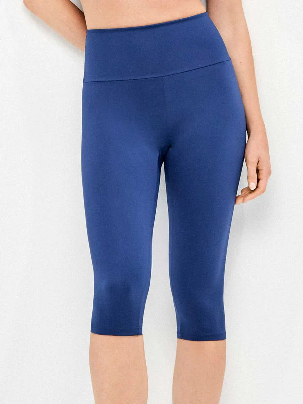 I leggings corto tecnico blu con fascia contenitiva in vita Gisela art, 2/60017B rappresentano l’equilibrio perfetto tra performance, comfort e stile. Pensati per donne attive che desiderano praticità e supporto durante allenamenti di fitness, yoga, running o attività quotidiane, questi leggings uniscono tessuti tecnici di alta qualità a un design moderno e funzionale. Il leggings corto tecnico blu con fascia contenitiva in vita Gisela garantisce vestibilità aderente, libertà di movimento e una sensazione di comfort costante, rendendoli un capo indispensabile per chi ama l’abbigliamento sportivo femminile di qualità. Il tessuto tecnico dei leggings corto tecnico blu con fascia contenitiva in vita Gisela è morbido, elastico e traspirante, studiato per seguire le linee del corpo senza comprimere. La fascia contenitiva in vita assicura sostegno addominale e stabilità durante qualsiasi movimento, migliorando la postura e aumentando la performance durante l’allenamento. I leggings corto tecnico blu con fascia contenitiva in vita Gisela sono ideali per chi cerca leggings sportivi donna che coniughino comfort e funzionalità senza rinunciare allo stile. Il design dei leggings corto tecnico blu con fascia contenitiva in vita Gisela è moderno e funzionale. Il taglio corto li rende perfetti per attività estive o indoor, mentre la fascia alta contenitiva garantisce una calzata sicura e confortevole. Questi leggings sono ideali anche come capo versatile per abbinamenti casual o sportivi, permettendo di creare outfit pratici ma alla moda. La combinazione di tessuto tecnico e fascia contenitiva rende i leggings corto tecnico blu con fascia contenitiva in vita Gisela un capo perfetto per donne dinamiche, che vogliono sentirsi comode e supportate in ogni occasione. Molte donne cercano online prodotti come i leggings corto tecnico blu con fascia contenitiva in vita Gisela utilizzando keyword come leggings sportivi donna, leggings blu tecnico, shorts fitness donna, leggings con fascia contenitiva, abbigliamento palestra donna, leggins elasticizzati donna o capo sportivo comfort donna. Tutte queste keyword descrivono perfettamente le caratteristiche dei leggings corto tecnico blu con fascia contenitiva in vita Gisela. I leggings corto tecnico blu con fascia contenitiva in vita Gisela offrono supporto e comfort grazie alla tecnologia dei tessuti e alla fascia contenitiva integrata. La vestibilità aderente valorizza le forme femminili senza limitare i movimenti, permettendo di eseguire esercizi di stretching, pilates o allenamenti ad alto impatto senza fastidi. La qualità dei materiali assicura resistenza e durata nel tempo, mantenendo forma ed elasticità anche dopo numerosi lavaggi. Il marchio Gisela è sinonimo di qualità e attenzione ai dettagli. I leggings corto tecnico blu con fascia contenitiva in vita Gisela riflettono questa filosofia, offrendo un capo sportivo femminile che unisce estetica, funzionalità e comfort. Ogni dettaglio è studiato per garantire performance e benessere, rendendo questi leggings un elemento chiave nell’abbigliamento sportivo donna. I leggings corto tecnico blu con fascia contenitiva in vita Gisela sono adatti a molteplici occasioni: dalle sessioni di allenamento in palestra o all’aperto, alle attività di yoga o pilates, fino all’uso quotidiano come capo casual e pratico. Il colore blu elegante permette abbinamenti versatili con top, t-shirt o canotte sportive, mentre il tessuto tecnico assicura traspirabilità e comfort in ogni situazione. Indossare i leggings corto tecnico blu con fascia contenitiva in vita Gisela significa scegliere un capo versatile, resistente e confortevole, capace di sostenere il corpo durante qualsiasi attività senza rinunciare allo stile. Grazie alla fascia contenitiva in vita, al tessuto tecnico e alla vestibilità aderente, questi leggings diventano un must-have per donne che amano combinare performance, comfort e design moderno. In sintesi, i leggings corto tecnico blu con fascia contenitiva in vita Gisela offrono supporto, comfort e stile in un unico capo. Perfetti per allenamenti, attività sportive o look casual sportivi, valorizzano la silhouette femminile e garantiscono libertà di movimento. La qualità dei materiali, il design funzionale e l’attenzione ai dettagli rendono i leggings corto tecnico blu con fascia contenitiva in vita Gisela un elemento essenziale per l’abbigliamento sportivo e il guardaroba femminile attivo. I leggings corto tecnico blu con fascia contenitiva in vita Gisela art, 2/60017B rappresentano l’equilibrio perfetto tra performance, comfort e stile. Pensati per donne attive che desiderano praticità e supporto durante allenamenti di fitness, yoga, running o attività quotidiane, questi leggings uniscono tessuti tecnici di alta qualità a un design moderno e funzionale. Il leggings corto tecnico blu con fascia contenitiva in vita Gisela garantisce vestibilità aderente, libertà di movimento e una sensazione di comfort costante, rendendoli un capo indispensabile per chi ama l’abbigliamento sportivo femminile di qualità. Il tessuto tecnico dei leggings corto tecnico blu con fascia contenitiva in vita Gisela è morbido, elastico e traspirante, studiato per seguire le linee del corpo senza comprimere. La fascia contenitiva in vita assicura sostegno addominale e stabilità durante qualsiasi movimento, migliorando la postura e aumentando la performance durante l’allenamento. I leggings corto tecnico blu con fascia contenitiva in vita Gisela sono ideali per chi cerca leggings sportivi donna che coniughino comfort e funzionalità senza rinunciare allo stile. Il design dei leggings corto tecnico blu con fascia contenitiva in vita Gisela è moderno e funzionale. Il taglio corto li rende perfetti per attività estive o indoor, mentre la fascia alta contenitiva garantisce una calzata sicura e confortevole. Questi leggings sono ideali anche come capo versatile per abbinamenti casual o sportivi, permettendo di creare outfit pratici ma alla moda. La combinazione di tessuto tecnico e fascia contenitiva rende i leggings corto tecnico blu con fascia contenitiva in vita Gisela un capo perfetto per donne dinamiche, che vogliono sentirsi comode e supportate in ogni occasione. Molte donne cercano online prodotti come i leggings corto tecnico blu con fascia contenitiva in vita Gisela utilizzando keyword come leggings sportivi donna, leggings blu tecnico, shorts fitness donna, leggings con fascia contenitiva, abbigliamento palestra donna, leggins elasticizzati donna o capo sportivo comfort donna. Tutte queste keyword descrivono perfettamente le caratteristiche dei leggings corto tecnico blu con fascia contenitiva in vita Gisela. I leggings corto tecnico blu con fascia contenitiva in vita Gisela offrono supporto e comfort grazie alla tecnologia dei tessuti e alla fascia contenitiva integrata. La vestibilità aderente valorizza le forme femminili senza limitare i movimenti, permettendo di eseguire esercizi di stretching, pilates o allenamenti ad alto impatto senza fastidi. La qualità dei materiali assicura resistenza e durata nel tempo, mantenendo forma ed elasticità anche dopo numerosi lavaggi. Il marchio Gisela è sinonimo di qualità e attenzione ai dettagli. I leggings corto tecnico blu con fascia contenitiva in vita Gisela riflettono questa filosofia, offrendo un capo sportivo femminile che unisce estetica, funzionalità e comfort. Ogni dettaglio è studiato per garantire performance e benessere, rendendo questi leggings un elemento chiave nell’abbigliamento sportivo donna. I leggings corto tecnico blu con fascia contenitiva in vita Gisela sono adatti a molteplici occasioni: dalle sessioni di allenamento in palestra o all’aperto, alle attività di yoga o pilates, fino all’uso quotidiano come capo casual e pratico. Il colore blu elegante permette abbinamenti versatili con top, t-shirt o canotte sportive, mentre il tessuto tecnico assicura traspirabilità e comfort in ogni situazione. Indossare i leggings corto tecnico blu con fascia contenitiva in vita Gisela significa scegliere un capo versatile, resistente e confortevole, capace di sostenere il corpo durante qualsiasi attività senza rinunciare allo stile. Grazie alla fascia contenitiva in vita, al tessuto tecnico e alla vestibilità aderente, questi leggings diventano un must-have per donne che amano combinare performance, comfort e design moderno. In sintesi, i leggings corto tecnico blu con fascia contenitiva in vita Gisela offrono supporto, comfort e stile in un unico capo. Perfetti per allenamenti, attività sportive o look casual sportivi, valorizzano la silhouette femminile e garantiscono libertà di movimento. La qualità dei materiali, il design funzionale e l’attenzione ai dettagli rendono i leggings corto tecnico blu con fascia contenitiva in vita Gisela un elemento essenziale per l’abbigliamento sportivo e il guardaroba femminile attivo.