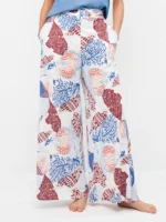 Il pantalone stampa coralli largo donna Gisela art 2/20398b è un capo fresco, leggero e perfetto per chi ama uno stile estivo elegante ma allo stesso tempo comodo. Questo pantalone stampa coralli largo donna Gisela rappresenta la scelta ideale per le donne che desiderano un capo versatile, capace di unire comfort, libertà di movimento e un design originale ispirato al mare. Realizzato con tessuti leggeri e traspiranti, il pantalone stampa coralli largo donna Gisela è pensato per accompagnare le giornate più calde con stile e praticità. Il taglio ampio e morbido permette una vestibilità rilassata che valorizza la silhouette senza stringere, rendendo questo capo perfetto per il tempo libero, per le vacanze o per i momenti di relax. Uno degli elementi distintivi del pantalone stampa coralli largo donna Gisela è la sua fantasia ispirata ai coralli. La stampa marina dona al capo un carattere fresco, vivace e perfettamente in linea con le tendenze dell’abbigliamento estivo. I motivi marini richiamano immediatamente l’atmosfera delle vacanze, del mare e delle giornate trascorse all’aria aperta, rendendo il pantalone stampa coralli largo donna Gisela ideale per creare look estivi originali e raffinati. Il design largo del pantalone stampa coralli largo donna Gisela è studiato per garantire il massimo comfort. I pantaloni larghi da donna sono tra i capi più ricercati online perché uniscono eleganza e praticità. Il taglio fluido permette al tessuto di cadere in modo naturale, creando un effetto leggero e dinamico che valorizza ogni tipo di fisicità. Molte donne cercano su Google capi come il pantalone stampa coralli largo donna Gisela utilizzando parole chiave come pantaloni larghi donna estivi, pantaloni donna fantasia estiva, pantaloni palazzo donna, pantaloni leggeri donna estate oppure pantaloni donna stampa mare. Tutte queste caratteristiche si ritrovano perfettamente nel pantalone stampa coralli largo donna Gisela, che rappresenta una soluzione perfetta per chi desidera un capo comodo ma allo stesso tempo elegante. Il pantalone stampa coralli largo donna Gisela è estremamente versatile e può essere abbinato facilmente a diversi capi. Può essere indossato con top leggeri, t-shirt basic, camicie estive o canotte in tessuti naturali. Per un look ancora più sofisticato può essere abbinato a un top in satin o a un top con dettagli in pizzo, creando un outfit elegante ma fresco. Grazie alla sua linea ampia e alla stampa originale, il pantalone stampa coralli largo donna Gisela è perfetto anche per creare outfit da vacanza. Può essere indossato durante una passeggiata sul lungomare, per un aperitivo estivo oppure durante una giornata di relax. La fantasia coralli dona personalità al look senza risultare eccessiva. Un altro punto di forza del pantalone stampa coralli largo donna Gisela è la sua comodità. Il tessuto leggero permette alla pelle di respirare e garantisce una sensazione di freschezza durante tutta la giornata. Questo lo rende ideale per le stagioni calde, quando si cercano capi pratici ma sempre eleganti. Il marchio Gisela è conosciuto per la qualità dei suoi prodotti e per l’attenzione ai dettagli. Il brand propone collezioni di intimo, homewear e abbigliamento pensate per valorizzare la femminilità con uno stile moderno e raffinato. Anche il pantalone stampa coralli largo donna Gisela riflette questa filosofia, offrendo un capo curato nei materiali e nel design. Il pantalone stampa coralli largo donna Gisela è quindi un capo ideale per chi desidera arricchire il proprio guardaroba estivo con un pantalone originale, comodo e alla moda. La stampa coralli, la linea larga e il tessuto leggero lo rendono perfetto per affrontare l’estate con stile. Sempre più donne scelgono pantaloni come il pantalone stampa coralli largo donna Gisela perché cercano capi pratici ma allo stesso tempo eleganti, che possano essere indossati in diverse occasioni. Questo pantalone riesce a combinare perfettamente tutte queste caratteristiche, diventando un elemento indispensabile per i look estivi. Scegliere il pantalone stampa coralli largo donna Gisela significa puntare su un capo che unisce comfort, freschezza ed eleganza. Un pantalone estivo perfetto per chi ama la moda, la leggerezza dei tessuti e le fantasie ispirate al mare.