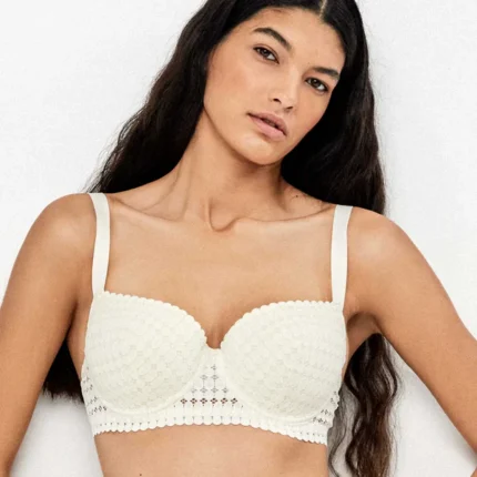Reggiseno senza imbottitura con ferretto e coppe differenziate – Gisela art. 2/10154TD. Il reggiseno senza imbottitura con ferretto e coppe differenziate Gisela è il perfetto equilibrio tra sostegno, comfort e eleganza in un unico capo di biancheria intima femminile. Ideale per donne che desiderano valorizzare la propria silhouette in modo naturale senza rinunciare a comfort e stile, questo reggiseno unisce la funzionalità del ferretto e delle coppe differenziate alla vestibilità impeccabile tipica dei prodotti Gisela. Il reggiseno senza imbottitura con ferretto e coppe differenziate Gisela è perfetto per l’uso quotidiano, ma anche per occasioni speciali in cui si desidera sentirsi femminili, sicure e raffinate. Le coppe differenziate del reggiseno senza imbottitura con ferretto e coppe differenziate Gisela sono studiate per modellare il seno in modo armonioso e naturale, offrendo sostegno personalizzato e comfort durante tutta la giornata. Il ferretto integrato assicura stabilità e supporto senza comprimere, rendendo il reggiseno senza imbottitura con ferretto e coppe differenziate Gisela adatto anche a chi ha esigenze di sostegno maggiore. Questo design consente di valorizzare la silhouette femminile senza appesantire il corpo, rendendo il reggiseno elegante, pratico e funzionale. Realizzato con materiali di alta qualità, il reggiseno senza imbottitura con ferretto e coppe differenziate Gisela garantisce morbidezza, traspirabilità e comfort, seguendo delicatamente le linee naturali del corpo. L’assenza di imbottitura conferisce leggerezza, mentre il ferretto e le coppe differenziate offrono sostegno e modellatura perfetta. Indossare il reggiseno senza imbottitura con ferretto e coppe differenziate Gisela significa scegliere un capo raffinato, funzionale e confortevole, ideale per tutte le occasioni. Il design del reggiseno senza imbottitura con ferretto e coppe differenziate Gisela combina estetica e praticità. La struttura del reggiseno valorizza il seno in modo naturale, mentre i dettagli studiati garantiscono stabilità e comfort. Questo capo può essere abbinato a slip coordinati, coulotte o altri pezzi della collezione Gisela, creando set di lingerie eleganti e armoniosi. Molte donne cercano online prodotti come il reggiseno senza imbottitura con ferretto e coppe differenziate Gisela utilizzando keyword come reggiseno ferretto donna, reggiseno senza imbottitura pizzo, intimo elegante femminile, reggiseno con coppe differenziate, lingerie raffinata Gisela o reggiseno femminile sostegno naturale. Tutte queste parole chiave descrivono perfettamente le caratteristiche del reggiseno senza imbottitura con ferretto e coppe differenziate Gisela. Il tessuto del reggiseno senza imbottitura con ferretto e coppe differenziate Gisela è morbido, resistente e leggero, assicurando comfort e libertà di movimento durante tutta la giornata. Il ferretto garantisce sostegno stabile, mentre le coppe differenziate modellano il seno valorizzandone la forma naturale. Indossare il reggiseno senza imbottitura con ferretto e coppe differenziate Gisela significa sentirsi sicure, femminili e raffinate, con un capo che unisce eleganza e praticità. Il marchio Gisela è sinonimo di qualità, attenzione ai dettagli e vestibilità studiata per ogni silhouette. La collezione Gisela offre capi che valorizzano la femminilità, combinando comfort, estetica e funzionalità. Il reggiseno senza imbottitura con ferretto e coppe differenziate Gisela riflette pienamente questa filosofia, diventando un capo essenziale nel guardaroba intimo di ogni donna. La versatilità del reggiseno senza imbottitura con ferretto e coppe differenziate Gisela lo rende adatto a molteplici occasioni: dall’uso quotidiano sotto abiti o top, a momenti speciali in cui si desidera un intimo elegante, raffinato e coordinato. La qualità dei materiali, unita al design studiato, garantisce durata, comfort e vestibilità impeccabile. In sintesi, il reggiseno senza imbottitura con ferretto e coppe differenziate Gisela rappresenta il perfetto equilibrio tra sostegno, comfort e femminilità. Ideale per l’uso quotidiano o per occasioni speciali, valorizza la silhouette femminile e offre una calzata impeccabile. Indossare il reggiseno senza imbottitura con ferretto e coppe differenziate Gisela significa scegliere eleganza, qualità e raffinatezza, facendo di questo capo un must-have nel guardaroba intimo di ogni donna.