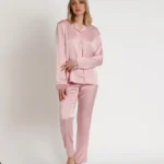 Pigiama donna aperto in satin con dettagli in piuma di struzzo - ADMAS: eleganza, sensualità e comfort si incontrano in un capo che sta conquistando sempre più ricerche online. Se stai cercando un pigiama donna elegante, un pigiama in satin lucido o un completo notte raffinato e sexy, questo modello è esattamente quello che desideri. Il pigiama donna aperto in satin con dettagli in piuma di struzzo - ADMAS è pensato per chi vuole sentirsi speciale anche nei momenti di relax. Sempre più utenti cercano sui social termini come pigiama satin donna, pigiama elegante da notte, pigiama sexy ma comodo o lingerie notte raffinata, e questo capo racchiude tutte queste caratteristiche in un unico prodotto. Realizzato in satin morbido e setoso, il pigiama donna aperto in satin con dettagli in piuma di struzzo - ADMAS scivola delicatamente sulla pelle, regalando una sensazione di freschezza e leggerezza. Il tessuto satinato è amatissimo nelle ricerche online perché unisce estetica e comfort: chi cerca pigiama effetto seta, pigiama lucido elegante o completo notte satinato donna troverà in questo modello la risposta perfetta. Uno degli elementi più ricercati e di tendenza è sicuramente il dettaglio glamour: le piume di struzzo. Il pigiama donna aperto in satin con dettagli in piuma di struzzo - ADMAS è impreziosito da queste applicazioni leggere e sofisticate, che donano un tocco fashion e rendono il capo unico. Le parole chiave più cercate come pigiama con piume, pigiama chic donna e outfit notte elegante descrivono perfettamente questo prodotto. Il design aperto aggiunge un ulteriore livello di sensualità e praticità. Il pigiama donna aperto in satin con dettagli in piuma di struzzo - ADMAS è ideale per chi cerca un pigiama donna aperto davanti, completo notte con bottoni o pigiama facile da indossare. Questo lo rende perfetto anche come idea regalo, soprattutto per occasioni speciali come compleanni, anniversari o festività. Sempre più donne cercano capi che possano essere utilizzati anche oltre la notte. Il pigiama donna aperto in satin con dettagli in piuma di struzzo - ADMAS si presta perfettamente anche come loungewear elegante o homewear raffinato, ideale per sentirsi curate anche in casa. Le ricerche come completo casa elegante donna e pigiama fashion da giorno sono in costante crescita, e questo capo risponde pienamente a questa tendenza. Il fit è studiato per valorizzare la silhouette senza rinunciare al comfort. Il pigiama donna aperto in satin con dettagli in piuma di struzzo - ADMAS è perfetto per chi cerca pigiama comodo ma sexy, abbigliamento notte femminile e pigiama donna di qualità. Ogni dettaglio è curato per offrire un’esperienza premium, dalla vestibilità ai materiali. Se stai cercando un capo che unisca stile, eleganza e tendenza, il pigiama donna aperto in satin con dettagli in piuma di struzzo - ADMAS è la scelta ideale. Perfetto per chi ama distinguersi anche nei momenti più intimi, è uno dei prodotti più in linea con le ricerche attuali come pigiama lusso donna, lingerie notte elegante, pigiama satin con dettagli glamour. Scegli il pigiama donna aperto in satin con dettagli in piuma di struzzo - ADMAS se vuoi unire comfort e stile, e se desideri un capo che rispecchi le ultime tendenze viste su Instagram e TikTok. È più di un semplice pigiama: è un’esperienza di eleganza quotidiana.