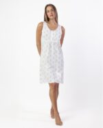 Camicia da notte spalla larga scollo a giro con bottoncini ADMAS art.61480 è il capo ideale per chi desidera comfort, semplicità e praticità senza rinunciare a uno stile curato. Questa camicia da notte spalla larga scollo a giro con bottoncini ADMAS art.61480 rappresenta una scelta perfetta per accompagnare le tue notti con leggerezza e libertà di movimento. Realizzata con tessuti morbidi e delicati sulla pelle, la camicia da notte spalla larga scollo a giro con bottoncini ADMAS art.61480 offre una sensazione di comfort continuo, ideale per il riposo quotidiano. Il design semplice ma funzionale rende questa camicia da notte spalla larga scollo a giro con bottoncini ADMAS art.61480 adatta a tutte le stagioni, grazie alla sua capacità di garantire traspirabilità e freschezza. Il taglio della camicia da notte spalla larga scollo a giro con bottoncini ADMAS art.61480 è studiato per assicurare una vestibilità comoda e rilassata. Le spalle larghe offrono maggiore sostegno e stabilità, mentre lo scollo a giro dona un aspetto pulito e classico. I bottoncini frontali aggiungono praticità, rendendo la camicia da notte spalla larga scollo a giro con bottoncini ADMAS art.61480 facile da indossare e perfetta anche per esigenze specifiche. Uno dei punti di forza della camicia da notte spalla larga scollo a giro con bottoncini ADMAS art.61480 è proprio la sua funzionalità. I bottoncini permettono un’apertura comoda, rendendo questa camicia da notte spalla larga scollo a giro con bottoncini ADMAS art.61480 ideale anche per la maternità o il post-parto, senza rinunciare a uno stile semplice ma elegante. La camicia da notte spalla larga scollo a giro con bottoncini ADMAS art.61480 si distingue per la sua versatilità. Può essere utilizzata non solo come capo notte, ma anche come abbigliamento da casa, perfetto per rilassarsi durante la giornata. Il design lineare della camicia da notte spalla larga scollo a giro con bottoncini ADMAS art.61480 la rende un capo essenziale nel guardaroba di chi ama la comodità. Dal punto di vista estetico, la camicia da notte spalla larga scollo a giro con bottoncini ADMAS art.61480 è un esempio di eleganza minimal. Le linee pulite e le finiture curate la rendono adatta a chi cerca un capo discreto ma ben realizzato. Questa camicia da notte spalla larga scollo a giro con bottoncini ADMAS art.61480 è perfetta per chi ama sentirsi a proprio agio in ogni momento della giornata. In ottica SEO, la camicia da notte spalla larga scollo a giro con bottoncini ADMAS art.61480 rappresenta una keyword strategica per migliorare la visibilità online nel settore della biancheria notte. La ripetizione mirata della keyword camicia da notte spalla larga scollo a giro con bottoncini ADMAS art.61480 aiuta a intercettare ricerche specifiche, aumentando le possibilità di essere trovati da clienti interessati. Scegliere la camicia da notte spalla larga scollo a giro con bottoncini ADMAS art.61480 significa investire in un capo pratico, comodo e versatile, perfetto per accompagnarti ogni notte con semplicità e qualità. Aggiungi al tuo guardaroba la camicia da notte spalla larga scollo a giro con bottoncini ADMAS art.61480 e scopri il piacere di un riposo confortevole firmato ADMAS.