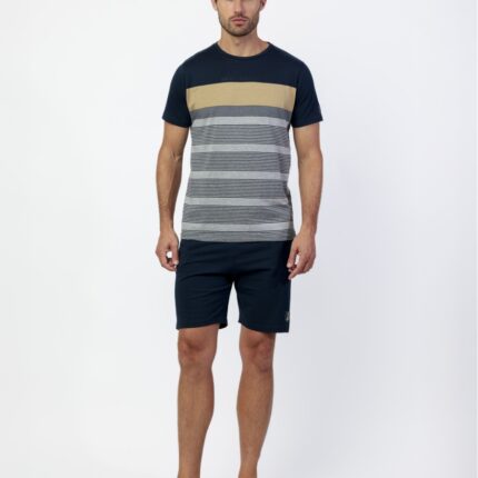 Pigiama corto in cotone mezza manica e pantaloncino ADMAS Art. 64754-0 è la scelta perfetta per chi desidera vivere le notti estive e i momenti di relax con il massimo della freschezza, del comfort e della praticità. Questo pigiama in cotone mezza manica è pensato per offrire una sensazione di leggerezza naturale sulla pelle, ideale per le temperature più calde e per chi ama indossare capi morbidi e traspiranti. Realizzato in cotone di alta qualità, il pigiama corto in cotone mezza manica con pantaloncino garantisce comfort, traspirabilità e benessere durante tutta la notte. Il tessuto naturale permette alla pelle di respirare, evitando sensazioni di calore eccessivo e assicurando una piacevole sensazione di freschezza costante. Scegliere un pigiama in cotone ADMAS significa affidarsi a un capo pratico, resistente e perfetto per l’uso quotidiano. Il design del pigiama corto in cotone mezza manica ADMAS Art. 64754-0 è semplice ma sempre curato nei dettagli. La maglia a mezza manica assicura libertà di movimento e freschezza, mentre il pantaloncino coordinato completa il set rendendolo ancora più leggero e confortevole. Questo pigiama in cotone con pantaloncino è pensato per garantire una vestibilità comoda e rilassata, senza costrizioni. La struttura del capo lo rende ideale non solo per dormire, ma anche per i momenti di relax in casa. Il pigiama corto in cotone ADMAS è perfetto per chi cerca un homewear pratico, versatile e piacevole da indossare in ogni momento della giornata. La sua semplicità lo rende un capo indispensabile nel guardaroba estivo. Il cotone utilizzato assicura qualità e durata nel tempo. Questo pigiama in cotone mezza manica e pantaloncino mantiene infatti la sua morbidezza e la sua forma anche dopo numerosi lavaggi, garantendo sempre comfort e una sensazione piacevole sulla pelle. Il design firmato ADMAS aggiunge un tocco di affidabilità e stile essenziale, rendendo questo pigiama corto in cotone con pantaloncino una scelta perfetta per chi ama la semplicità curata nei dettagli. È un capo pensato per unire funzionalità ed estetica in modo armonioso. Se stai cercando un pigiama corto in cotone fresco, leggero e comodo, questo modello è la soluzione ideale. La combinazione tra mezza manica, cotone naturale e pantaloncino lo rende perfetto per le notti estive e per i momenti di relax quotidiano. Scegli il pigiama corto in cotone mezza manica e pantaloncino ADMAS Art. 64754-0 per vivere ogni momento con leggerezza, comfort e libertà. Un capo essenziale, pensato per accompagnarti con freschezza e benessere in ogni notte d’estate.