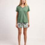 Pigiama in cotone mezza manica con scollo a V e dettagli in pizzo con pantaloncino ADMAS Art. 64131-0 è la scelta perfetta per chi desidera unire comfort, femminilità e stile anche nei momenti di relax. Questo pigiama in cotone mezza manica è pensato per accompagnarti nelle notti estive e nei momenti di riposo con una sensazione di freschezza e leggerezza sulla pelle. Realizzato in morbido cotone di alta qualità, il pigiama in cotone mezza manica con scollo a V garantisce traspirabilità e comfort anche durante le notti più calde. Il tessuto naturale permette alla pelle di respirare, evitando fastidi e assicurando una piacevole sensazione di benessere per tutta la notte. Il cotone, infatti, è ideale per chi cerca un capo pratico ma allo stesso tempo curato nei dettagli. Il design del pigiama in cotone mezza manica con scollo a V e dettagli in pizzo si distingue per la sua eleganza discreta. Lo scollo a V valorizza il décolleté in modo delicato, mentre i dettagli in pizzo aggiungono un tocco romantico e raffinato, rendendo questo pigiama non solo comodo ma anche estremamente femminile. I dettagli in pizzo sono studiati per offrire un effetto elegante senza rinunciare alla praticità. Il completo è composto da una maglia a mezza manica e da un pantaloncino coordinato, perfetto per la stagione estiva. Il pigiama in cotone con pantaloncino ADMAS Art. 64131-0 offre libertà di movimento e una vestibilità confortevole, ideale sia per dormire che per rilassarsi in casa. Il pantaloncino è leggero e pratico, pensato per garantire freschezza e comodità in ogni momento della giornata o della notte. Questo pigiama in cotone mezza manica con pantaloncino è perfetto per chi cerca un capo versatile, adatto non solo al riposo ma anche ai momenti di relax domestico. Grazie al suo design curato, può essere indossato con sicurezza anche durante la routine serale o nei momenti di tranquillità a casa, senza rinunciare allo stile. Il pigiama ADMAS in cotone con scollo a V e pizzo è inoltre facile da lavare e mantiene nel tempo la sua morbidezza e qualità, rendendolo un investimento pratico e duraturo. La resistenza del cotone e la cura nei dettagli fanno di questo capo una scelta affidabile per chi desidera un pigiama che duri nel tempo senza perdere la sua bellezza. Se stai cercando un pigiama in cotone mezza manica elegante e comodo, questo modello rappresenta la soluzione ideale. Unisce infatti materiali di qualità, design femminile e praticità, rispondendo alle esigenze di chi non vuole rinunciare a sentirsi bene anche durante il riposo. Scegli il pigiama in cotone mezza manica con scollo a V e dettagli in pizzo con pantaloncino ADMAS Art. 64131-0 per vivere ogni notte all’insegna del comfort e dello stile. Un capo indispensabile nel guardaroba estivo, pensato per accompagnarti con leggerezza, eleganza e naturalezza.
