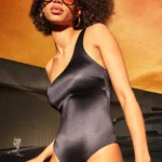 Il Costume donna intero monospalla lucido - GISELA è uno dei capi di swimwear più eleganti e ricercati della collezione Gisela, pensato per tutte le donne che desiderano unire stile, comfort e sensualità in un unico costume da bagno. Questo modello rappresenta una scelta ideale per chi vuole distinguersi in spiaggia o in piscina con un look raffinato, moderno e di tendenza. Il design monospalla e il tessuto lucido rendono il Costume donna intero monospalla lucido - GISELA un vero must-have della moda mare femminile. Il punto di forza principale del Costume donna intero monospalla lucido - GISELA è il suo design asimmetrico, che valorizza la figura in modo naturale ed elegante. La spallina singola dona un effetto sofisticato e slanciante, mettendo in risalto le linee del corpo e creando un look contemporaneo perfetto per ogni occasione estiva. Il taglio monospalla è una delle tendenze più amate nel mondo beachwear, e il Costume donna intero monospalla lucido - GISELA ne rappresenta una delle interpretazioni più femminili e versatili. Il tessuto lucido è un altro elemento distintivo del Costume donna intero monospalla lucido - GISELA. La finitura brillante cattura la luce del sole e dona al costume un effetto glamour e ricercato, perfetto per chi ama uno stile elegante anche in spiaggia. Il materiale elasticizzato di alta qualità garantisce una vestibilità confortevole e aderente, adattandosi perfettamente alle forme del corpo senza costringerle. Questo rende il Costume donna intero monospalla lucido - GISELA non solo bello da vedere, ma anche estremamente pratico da indossare. Dal punto di vista della moda mare, il Costume donna intero monospalla lucido - GISELA è un capo estremamente versatile. Può essere indossato come costume da bagno tradizionale oppure come body elegante abbinato a gonne, pantaloni palazzo o shorts per creare outfit estivi sofisticati. Questa doppia funzione lo rende perfetto per chi desidera un capo multifunzionale da utilizzare non solo in spiaggia, ma anche per aperitivi, feste estive o eventi al mare. Il brand Gisela è sinonimo di qualità e attenzione ai dettagli, e il Costume donna intero monospalla lucido - GISELA ne è una perfetta dimostrazione. Ogni elemento è studiato per garantire comfort e durata nel tempo: dalle cuciture rinforzate al tessuto resistente, fino alla cura estetica del design. Indossare il Costume donna intero monospalla lucido - GISELA significa scegliere un prodotto affidabile, elegante e sempre alla moda. Un altro aspetto importante del Costume donna intero monospalla lucido - GISELA è la sua capacità di adattarsi a diverse tipologie di fisico. Il taglio monospalla aiuta a bilanciare la silhouette, mentre la struttura del costume modella delicatamente il corpo, valorizzando i punti di forza e garantendo un effetto armonioso. Questo lo rende una scelta ideale per donne di tutte le età che cercano un costume intero elegante e valorizzante. Dal punto di vista SEO, il Costume donna intero monospalla lucido - GISELA è una keyword altamente performante, perfetta per intercettare ricerche come “costume intero donna elegante”, “costume monospalla lucido”, “costume Gisela donna mare” e “swimwear donna elegante”. L’uso ripetuto del titolo Costume donna intero monospalla lucido - GISELA all’interno del testo aiuta a rafforzare l’indicizzazione sui motori di ricerca, aumentando la visibilità del prodotto online e migliorando il posizionamento nei risultati Google. Il comfort è un altro punto di forza del Costume donna intero monospalla lucido - GISELA. Il tessuto morbido ed elastico consente libertà di movimento, rendendo il costume ideale sia per il relax sotto il sole sia per il nuoto. Nonostante l’estetica elegante e glamour, il capo è progettato per essere pratico e funzionale, offrendo una vestibilità stabile e confortevole per tutta la giornata. Il Costume donna intero monospalla lucido - GISELA è perfetto anche per chi segue le ultime tendenze moda. Il finish lucido è infatti uno degli elementi più richiesti nelle collezioni estive contemporanee, mentre il taglio monospalla continua a essere protagonista sulle passerelle e nelle linee beachwear dei brand più importanti. Scegliere il Costume donna intero monospalla lucido - GISELA significa quindi essere sempre al passo con la moda. In conclusione, il Costume donna intero monospalla lucido - GISELA è un capo indispensabile per chi desidera unire eleganza, comfort e tendenza. È un costume intero femminile, moderno e versatile, perfetto per valorizzare la silhouette e creare look estivi raffinati. Il Costume donna intero monospalla lucido - GISELA rappresenta la scelta ideale per chi vuole distinguersi con stile e sicurezza, senza rinunciare alla comodità.