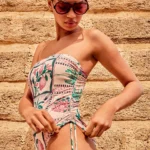 Costume da bagno donna intero con fascia reggiseno interna e coppette fasce regolabili e drappeggio laterale fantasia esotico floreale - GISELA.