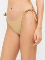Bikini con laccetti laterali regolabili Gisela art. 2/30392B è la scelta perfetta per chi desidera un capo versatile, femminile e sempre alla moda. Questo bikini con laccetti laterali regolabili unisce comfort, praticità e stile, diventando un must-have per la stagione estiva. Realizzato con materiali di alta qualità, questo bikini foderato Gisela garantisce una vestibilità perfetta e una piacevole sensazione sulla pelle. Il tessuto elastico si adatta alle forme del corpo, accompagnando ogni movimento con naturalezza. Questo bikini con laccetti regolabili è ideale per essere indossato durante tutta la giornata, sia al mare che in piscina. Il punto di forza di questo modello è rappresentato dai laccetti laterali regolabili, che permettono di adattare lo slip in base alle proprie esigenze. Il bikini con laccetti laterali consente di regolare la vestibilità, offrendo maggiore comfort e una perfetta aderenza al corpo. Questa caratteristica rende il bikini regolabile Gisela particolarmente pratico e adatto a diverse fisicità. Il design di questo bikini con laccetti laterali regolabili è pensato per valorizzare la silhouette con semplicità ed eleganza. I laccetti laterali aggiungono un tocco dinamico e moderno, rendendo questo bikini Gisela con laccetti perfetto per chi ama uno stile giovane e contemporaneo. La versatilità è uno degli elementi distintivi di questo bikini con laccetti regolabili Gisela. Può essere adattato facilmente alle proprie forme, garantendo sempre una vestibilità ottimale. Il bikini con laccetti laterali foderato è ideale per chi desidera un capo pratico ma allo stesso tempo curato nei dettagli. Il marchio Gisela è sinonimo di qualità e attenzione al design nel mondo del beachwear. Con questo bikini Gisela regolabile con laccetti, il brand conferma la sua capacità di realizzare capi che combinano estetica e funzionalità. I materiali sono resistenti e progettati per mantenere forma e colore nel tempo, anche dopo numerosi utilizzi. Questo bikini con laccetti laterali regolabili foderato è estremamente facile da abbinare. Può essere indossato con parei, gonne leggere o camicie oversize per creare look da spiaggia sempre nuovi. Il bikini Gisela con laccetti regolabili si presta anche a essere mixato con altri capi, permettendo di creare combinazioni personalizzate. Ideale per chi cerca un bikini elegante con laccetti laterali regolabili, questo modello è perfetto per ogni occasione: dalla giornata in spiaggia al relax in piscina fino agli aperitivi estivi. Il bikini con laccetti Gisela è pensato per offrire comfort, stile e libertà di movimento. Grazie alla sua struttura, questo bikini con laccetti laterali regolabili garantisce una vestibilità sempre personalizzata, adattandosi perfettamente al corpo senza stringere. È la scelta ideale per chi desidera sentirsi a proprio agio e valorizzata in ogni momento. Scegli bikini con laccetti laterali regolabili Gisela art. 2/30392B se desideri un capo che unisce qualità, versatilità e design moderno. Un bikini con laccetti regolabili pensato per esaltare la femminilità con semplicità e stile. Il bikini Gisela con laccetti laterali è il compagno perfetto per vivere l’estate con sicurezza, comfort e un tocco di eleganza contemporanea.