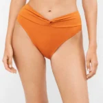Bikini vita alta sgambato Gisela art. 2/30413B è la scelta ideale per chi desidera un look femminile, moderno e valorizzante. Questo bikini vita alta sgambato unisce comfort e stile, diventando uno dei capi più amati della stagione grazie alla sua capacità di esaltare la silhouette con eleganza. Realizzato con materiali di alta qualità, questo bikini foderato Gisela garantisce una vestibilità impeccabile e una piacevole sensazione sulla pelle. Il tessuto elastico si adatta perfettamente al corpo, offrendo comfort e libertà di movimento. Questo bikini vita alta foderato è perfetto per essere indossato tutto il giorno, sia al mare che in piscina. Il punto di forza di questo modello è la linea vita alta, una caratteristica sempre più ricercata nel mondo del beachwear. Il bikini vita alta sgambato aiuta a modellare la silhouette, valorizzando il punto vita e offrendo un effetto contenitivo che rende la figura più armoniosa. Questo bikini vita alta Gisela è ideale per chi desidera sentirsi a proprio agio senza rinunciare allo stile. Il design sgambato contribuisce ad allungare visivamente le gambe, creando un effetto slanciato e femminile. Il bikini sgambato vita alta è perfetto per chi desidera un look dinamico e contemporaneo, capace di esaltare le forme in modo naturale. La combinazione tra vita alta e sgambatura rende questo bikini Gisela sgambato una scelta vincente per ogni fisicità. Il design di questo bikini vita alta sgambato Gisela è essenziale ma raffinato, perfetto per chi ama uno stile pulito e sempre attuale. Le linee sono studiate per garantire una vestibilità stabile e confortevole, mentre il taglio valorizza la silhouette senza costrizioni. Il marchio Gisela è sinonimo di qualità e attenzione ai dettagli. Con questo bikini Gisela vita alta sgambato, il brand conferma la sua capacità di realizzare capi che uniscono estetica e funzionalità. I materiali sono resistenti, progettati per mantenere forma e colore nel tempo anche dopo numerosi utilizzi. Questo bikini vita alta sgambato foderato è estremamente versatile e facile da abbinare. Può essere indossato con parei, gonne leggere o camicie oversize per creare outfit da spiaggia sempre diversi. Il bikini Gisela vita alta si presta anche a essere mixato con altri capi, offrendo infinite possibilità di styling. Ideale per chi cerca un bikini elegante vita alta sgambato, questo modello è perfetto per ogni occasione: dalla giornata in spiaggia al relax in piscina fino agli aperitivi estivi. Il bikini sgambato vita alta Gisela è pensato per offrire comfort, stile e sicurezza. Grazie alla sua struttura, questo bikini vita alta sgambato garantisce una vestibilità stabile e adattabile, valorizzando il corpo senza stringere. È la scelta perfetta per chi desidera sentirsi sicura, comoda e sempre alla moda. Scegli bikini vita alta sgambato Gisela art. 2/30413B se desideri un capo che unisce qualità, comfort e design moderno. Un bikini vita alta sgambato pensato per esaltare la femminilità con semplicità ed eleganza. Il bikini Gisela vita alta sgambato è il compagno perfetto per vivere l’estate con stile, sicurezza e libertà.
