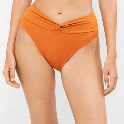 Bikini vita alta sgambato Gisela art. 2/30413B è la scelta ideale per chi desidera un look femminile, moderno e valorizzante. Questo bikini vita alta sgambato unisce comfort e stile, diventando uno dei capi più amati della stagione grazie alla sua capacità di esaltare la silhouette con eleganza. Realizzato con materiali di alta qualità, questo bikini foderato Gisela garantisce una vestibilità impeccabile e una piacevole sensazione sulla pelle. Il tessuto elastico si adatta perfettamente al corpo, offrendo comfort e libertà di movimento. Questo bikini vita alta foderato è perfetto per essere indossato tutto il giorno, sia al mare che in piscina. Il punto di forza di questo modello è la linea vita alta, una caratteristica sempre più ricercata nel mondo del beachwear. Il bikini vita alta sgambato aiuta a modellare la silhouette, valorizzando il punto vita e offrendo un effetto contenitivo che rende la figura più armoniosa. Questo bikini vita alta Gisela è ideale per chi desidera sentirsi a proprio agio senza rinunciare allo stile. Il design sgambato contribuisce ad allungare visivamente le gambe, creando un effetto slanciato e femminile. Il bikini sgambato vita alta è perfetto per chi desidera un look dinamico e contemporaneo, capace di esaltare le forme in modo naturale. La combinazione tra vita alta e sgambatura rende questo bikini Gisela sgambato una scelta vincente per ogni fisicità. Il design di questo bikini vita alta sgambato Gisela è essenziale ma raffinato, perfetto per chi ama uno stile pulito e sempre attuale. Le linee sono studiate per garantire una vestibilità stabile e confortevole, mentre il taglio valorizza la silhouette senza costrizioni. Il marchio Gisela è sinonimo di qualità e attenzione ai dettagli. Con questo bikini Gisela vita alta sgambato, il brand conferma la sua capacità di realizzare capi che uniscono estetica e funzionalità. I materiali sono resistenti, progettati per mantenere forma e colore nel tempo anche dopo numerosi utilizzi. Questo bikini vita alta sgambato foderato è estremamente versatile e facile da abbinare. Può essere indossato con parei, gonne leggere o camicie oversize per creare outfit da spiaggia sempre diversi. Il bikini Gisela vita alta si presta anche a essere mixato con altri capi, offrendo infinite possibilità di styling. Ideale per chi cerca un bikini elegante vita alta sgambato, questo modello è perfetto per ogni occasione: dalla giornata in spiaggia al relax in piscina fino agli aperitivi estivi. Il bikini sgambato vita alta Gisela è pensato per offrire comfort, stile e sicurezza. Grazie alla sua struttura, questo bikini vita alta sgambato garantisce una vestibilità stabile e adattabile, valorizzando il corpo senza stringere. È la scelta perfetta per chi desidera sentirsi sicura, comoda e sempre alla moda. Scegli bikini vita alta sgambato Gisela art. 2/30413B se desideri un capo che unisce qualità, comfort e design moderno. Un bikini vita alta sgambato pensato per esaltare la femminilità con semplicità ed eleganza. Il bikini Gisela vita alta sgambato è il compagno perfetto per vivere l’estate con stile, sicurezza e libertà.
