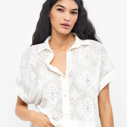 Camicetta in pizzo mezza manica elegante, femminile e perfetta per aggiungere un tocco raffinato a qualsiasi look estivo. Questa camicetta in pizzo mezza manica firmata Gisela è pensata per chi desidera un capo leggero, versatile e sempre attuale. Il design della camicetta in pizzo mezza manica è studiato per offrire una vestibilità confortevole e armoniosa. Le linee morbide accompagnano la silhouette senza costringerla, mentre la mezza manica garantisce praticità e freschezza, rendendo questa camicetta in pizzo mezza manica ideale anche nelle giornate più calde. Il pizzo è il vero protagonista di questa camicetta in pizzo mezza manica: delicato, elegante e ricco di dettagli, dona al capo un effetto romantico e sofisticato. La lavorazione traforata rende la camicetta in pizzo mezza manica leggera e traspirante, perfetta sia per outfit casual chic che per occasioni più curate. Realizzata con la qualità garantita da Gisela, questa camicetta in pizzo mezza manica offre resistenza e durata nel tempo, mantenendo intatta la sua bellezza anche dopo numerosi utilizzi. Il tessuto morbido assicura una sensazione piacevole sulla pelle, ideale per un comfort prolungato. La camicetta in pizzo mezza manica è estremamente versatile e facile da abbinare: si sposa perfettamente con pantaloni, gonne o pantaloncini, permettendo di creare outfit sempre diversi. Indossare una camicetta in pizzo mezza manica Gisela significa scegliere uno stile elegante ma allo stesso tempo pratico. Perfetta per il giorno e per la sera, la camicetta in pizzo mezza manica può essere indossata anche come capo protagonista di un look più ricercato, oppure abbinata a capi semplici per un effetto più casual. La sua raffinatezza la rende un must-have del guardaroba estivo. Scegliere questa camicetta in pizzo mezza manica significa puntare su un capo che unisce stile, comfort e femminilità. Il design curato e la qualità dei materiali la rendono una scelta ideale per chi ama distinguersi con semplicità. La camicetta in pizzo mezza manica è il capo perfetto per vivere l’estate con eleganza e leggerezza, sempre accompagnata dallo stile inconfondibile firmato Gisela.