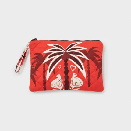 Borsello trapuntato in cotone pratico, leggero e perfetto per organizzare con stile tutti i tuoi accessori durante la stagione estiva. Questo borsello trapuntato in cotone firmato Gisela è pensato per chi desidera un accessorio funzionale ma allo stesso tempo curato nei dettagli e sempre alla moda. Il design del borsello trapuntato in cotone si distingue per la sua lavorazione trapuntata, che dona un effetto morbido e raffinato. La struttura compatta ma capiente lo rende ideale per contenere piccoli oggetti personali, rendendo questo borsello trapuntato in cotone perfetto per la spiaggia, la piscina o i viaggi estivi. Realizzato in cotone, il borsello trapuntato in cotone è leggero, resistente e piacevole al tatto. Il materiale naturale garantisce una sensazione di qualità e una buona durata nel tempo, rendendo il borsello trapuntato in cotone un accessorio affidabile da utilizzare ogni giorno. La chiusura pratica e la forma funzionale rendono questo borsello trapuntato in cotone estremamente comodo da utilizzare, permettendo di tenere tutto in ordine in modo semplice e veloce. È l’ideale per chi cerca organizzazione senza rinunciare allo stile. Grazie alla qualità firmata Gisela, questo borsello trapuntato in cotone assicura resistenza e cura nei dettagli, mantenendo la sua forma e la sua bellezza anche con un utilizzo frequente. È pensato per accompagnarti durante tutta la stagione estiva. Il borsello trapuntato in cotone è un accessorio versatile: può essere utilizzato come pochette da mare, portaoggetti o piccolo beauty da viaggio, adattandosi facilmente a diverse esigenze quotidiane. Facile da abbinare a borse mare, costumi e copricostumi, il borsello trapuntato in cotone Gisela aggiunge un tocco coordinato e raffinato al tuo look estivo. Il borsello trapuntato in cotone è la scelta perfetta per chi desidera un accessorio pratico, leggero e stiloso, sempre con la qualità e l’eleganza firmate Gisela.