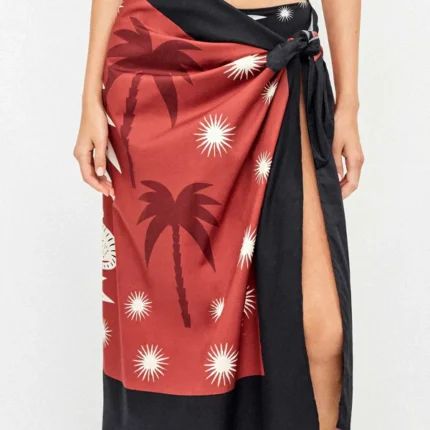 Pareo in cotone leggero, versatile e perfetto per completare con stile ogni look da mare o piscina. Questo pareo in cotone firmato Gisela è pensato per chi desidera un accessorio pratico ma allo stesso tempo elegante e sempre attuale. Il tessuto in cotone rende questo pareo in cotone fresco, traspirante e piacevole sulla pelle, ideale per le giornate più calde. La sua leggerezza lo rende facile da indossare e da annodare in diversi modi, trasformando il pareo in cotone in un capo estremamente versatile. Il design semplice e funzionale del pareo in cotone lo rende perfetto per essere utilizzato sopra il costume, garantendo comodità e libertà di movimento. È un accessorio indispensabile per la spiaggia, la piscina o i momenti di relax estivi. Grazie alla qualità firmata Gisela, questo pareo in cotone assicura resistenza e durata nel tempo, mantenendo la sua forma e la sua bellezza anche dopo numerosi utilizzi e lavaggi. È pensato per accompagnarti per tutta la stagione estiva. Il pareo in cotone è estremamente versatile: può essere indossato annodato in vita, come gonna leggera o come copricostume, adattandosi facilmente a diversi stili e occasioni. Questa flessibilità lo rende un must-have del guardaroba estivo. Facile da abbinare a costumi e accessori da mare, il pareo in cotone Gisela completa il tuo look con semplicità e stile naturale. È la scelta ideale per chi ama un’eleganza discreta ma curata nei dettagli. Il pareo in cotone rappresenta la soluzione perfetta per chi desidera affrontare l’estate con leggerezza, praticità e stile, sempre con la qualità firmata Gisela.