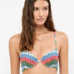 Costume push-up con ferretto Gisela art. 2/30389T è il capo ideale per chi desidera valorizzare il décolleté con eleganza e femminilità. Questo costume push-up con ferretto combina perfettamente sostegno, comfort e design moderno, diventando un must-have per la stagione estiva. Realizzato con materiali di alta qualità, questo costume push-up foderato Gisela garantisce una vestibilità impeccabile e una sensazione piacevole sulla pelle. La struttura interna è studiata per offrire il massimo supporto, rendendo questo costume con ferretto push-up perfetto per chi desidera un effetto volumizzante naturale senza rinunciare alla comodità. Il punto di forza di questo modello è la tecnologia push-up, che aiuta a sollevare e modellare il seno in modo armonioso. Il costume push-up con ferretto Gisela crea un décolleté più pieno e definito, valorizzando le forme con discrezione ed eleganza. Grazie al ferretto integrato, il sostegno è ancora più efficace, garantendo stabilità e sicurezza durante tutta la giornata. Il costume con ferretto push-up è la scelta perfetta per chi desidera un look femminile e seducente senza eccessi. La combinazione tra struttura push-up e ferretto permette di ottenere una forma naturale ma valorizzata, rendendo questo costume push-up Gisela adatto a diverse fisicità. Il design di questo costume push-up con ferretto è moderno e versatile, ideale per essere indossato sia al mare che in piscina. Le linee sono studiate per esaltare il corpo, mentre i materiali elastici assicurano libertà di movimento. Questo costume Gisela push-up con ferretto si adatta perfettamente al corpo, accompagnando ogni movimento con comfort. Il marchio Gisela è sinonimo di qualità e stile nel mondo dell’intimo e del beachwear. Con questo costume push-up Gisela con ferretto, il brand conferma la sua attenzione ai dettagli e alle esigenze delle donne, proponendo un capo curato in ogni particolare. I tessuti sono resistenti e progettati per mantenere forma e colore nel tempo. Questo costume push-up con ferretto foderato è estremamente versatile e facile da abbinare. Può essere indossato con un pareo, una camicia leggera o un kimono per creare outfit da spiaggia eleganti e sempre attuali. Il costume push-up Gisela può diventare anche un elemento protagonista del look, perfetto per chi ama distinguersi con stile. Ideale per chi cerca un costume elegante push-up con ferretto, questo modello è perfetto per ogni occasione: dalla giornata in spiaggia al relax in piscina fino agli aperitivi estivi. Il costume con ferretto push-up Gisela è pensato per offrire sicurezza, sostegno e un’estetica sempre curata. Grazie alla sua struttura, questo costume push-up con ferretto Gisela aiuta a valorizzare il décolleté senza risultare eccessivo, offrendo un equilibrio perfetto tra comfort e sensualità. È la scelta ideale per chi desidera sentirsi sicura, valorizzata e sempre alla moda. Scegli il costume push-up con ferretto Gisela art. 2/30389T se desideri un capo che unisce qualità, sostegno e design sofisticato. Un costume push-up con ferretto pensato per esaltare la femminilità in modo naturale e raffinato. Il costume Gisela push-up con ferretto è il compagno perfetto per vivere l’estate con sicurezza, stile e comfort.